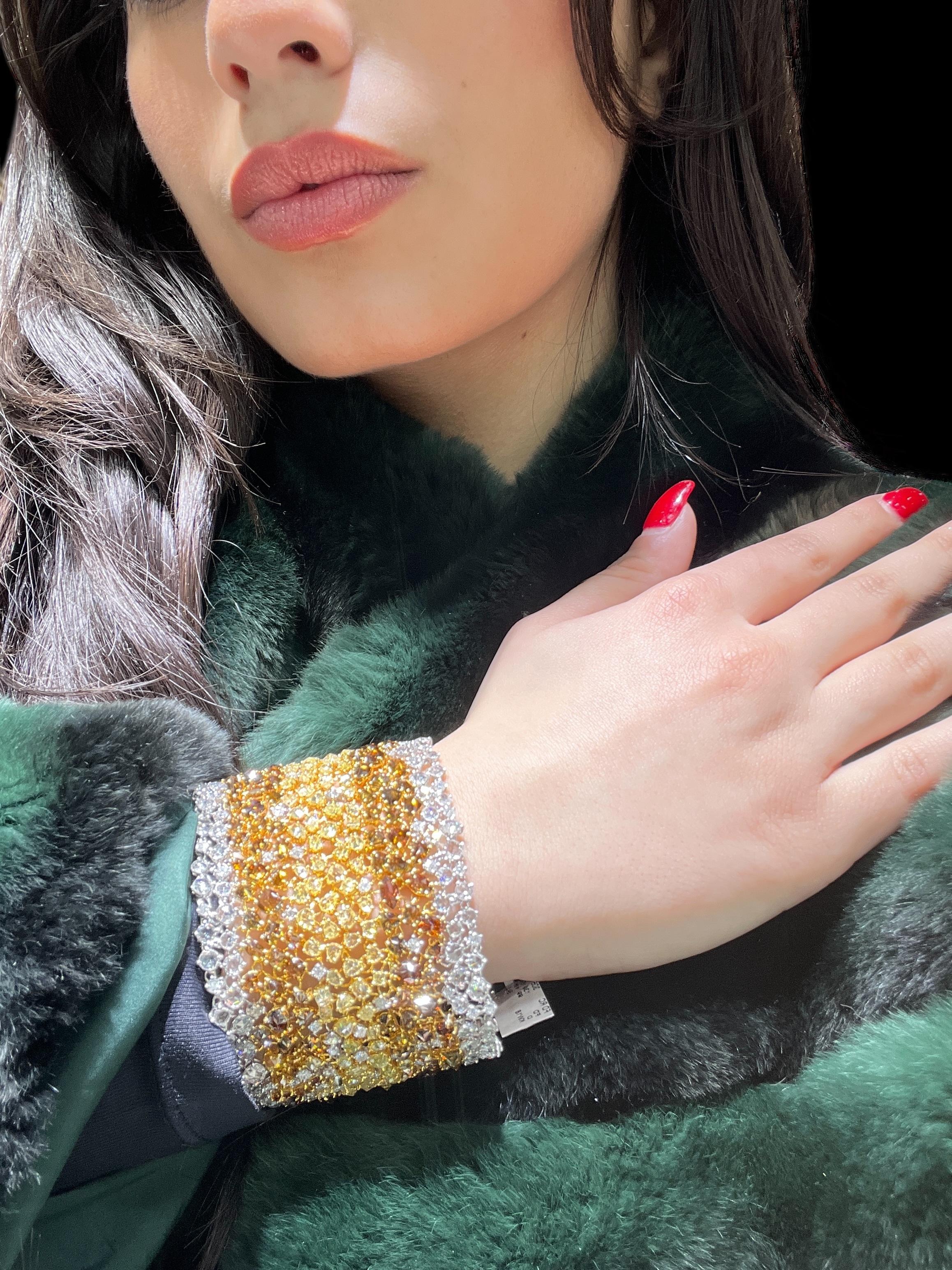 Seltenes 85,64ct Fancy Color Diamond Ombré breites Manschettenarmband in 18K Weiß & Gelb im Zustand „Neu“ im Angebot in Great Neck, NY