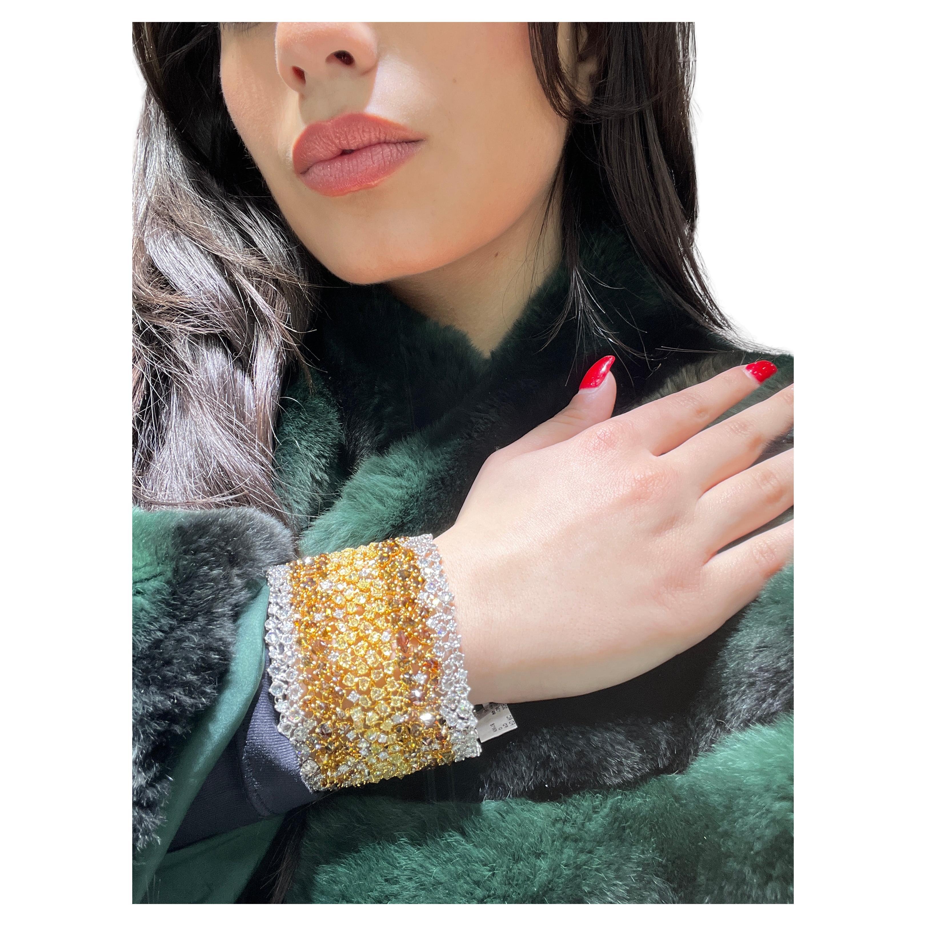 Seltenes 85,64ct Fancy Color Diamond Ombré breites Manschettenarmband in 18K Weiß & Gelb im Angebot