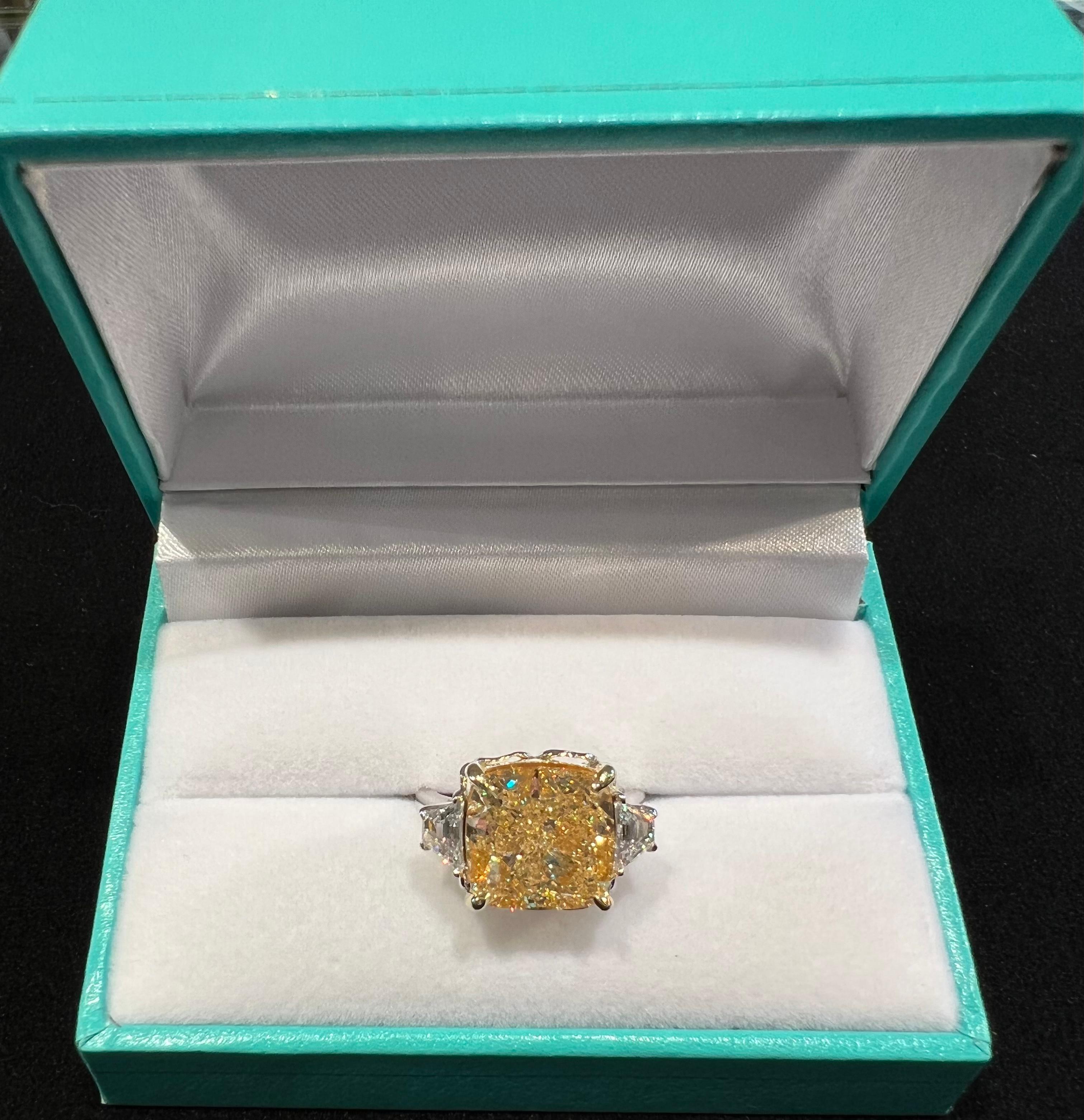 Women's Rare 8.88 Carat GIA Certified Internally Flawless Fancy Yellow Diamond Ring 