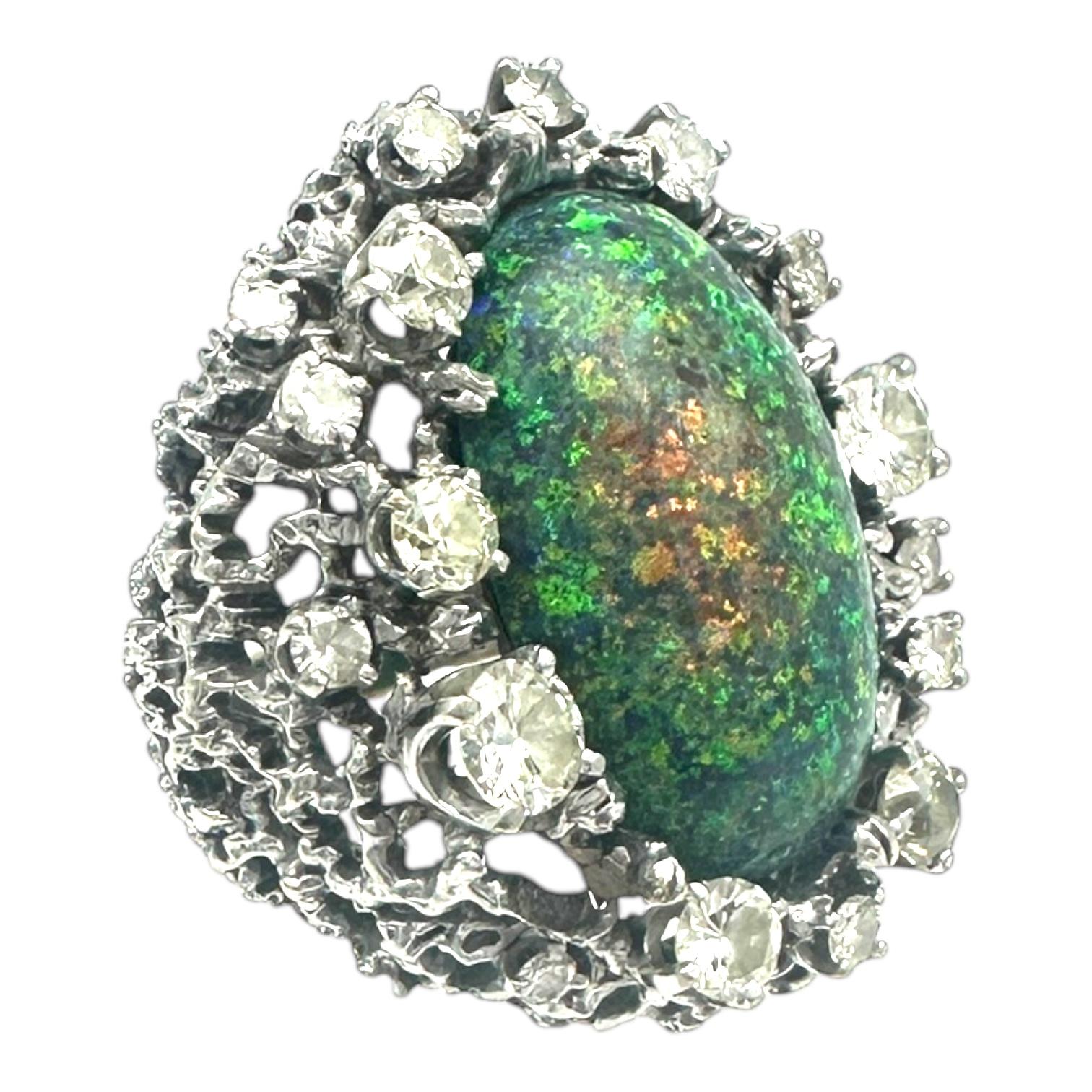 Taille cabochon Rare opale noire australienne de 8 carats et 2,50 carats Bague en diamant en vente