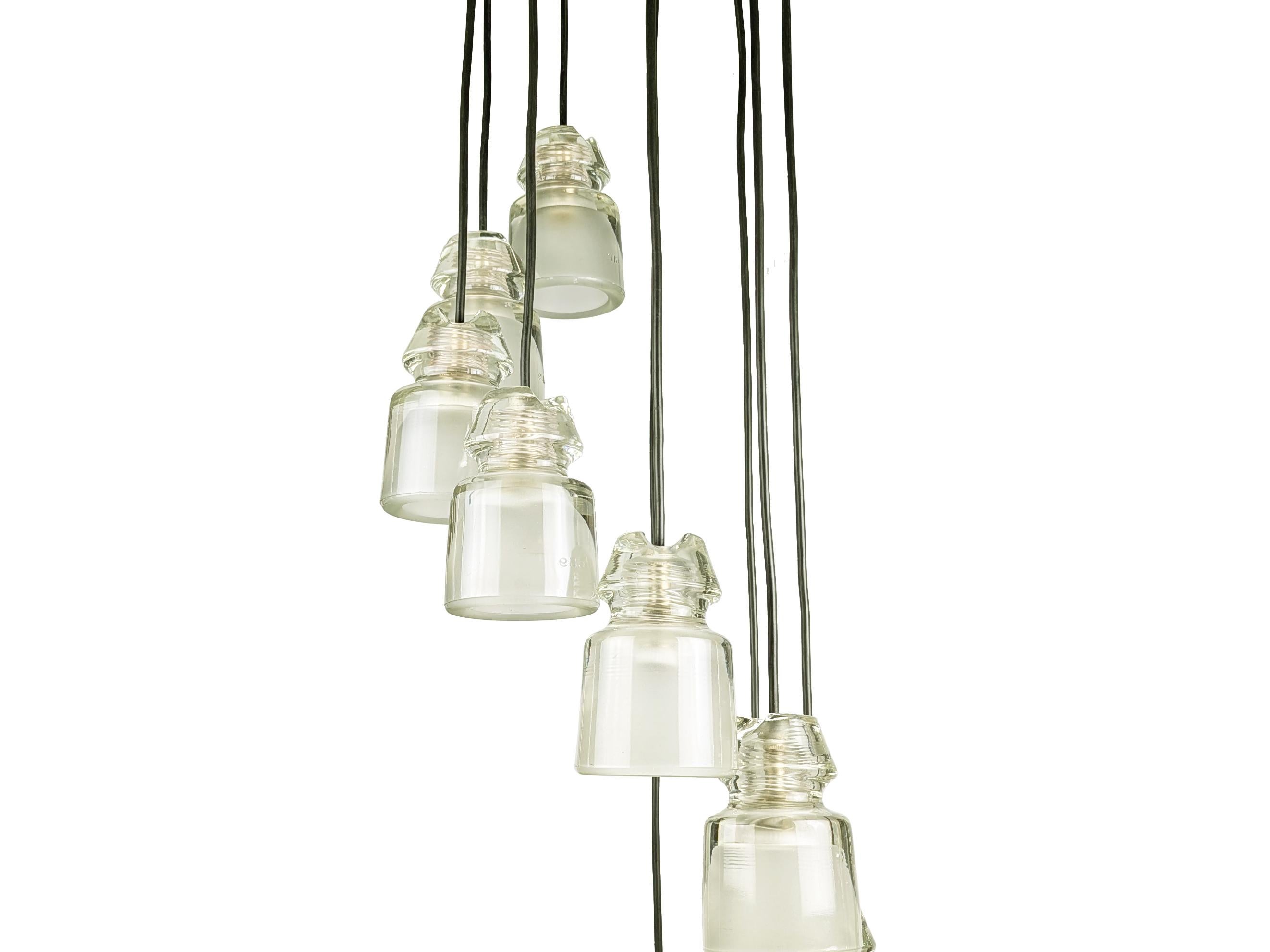 Raro e imponente lampadario a cascata a 9 luci mod. 6119 di Marco Zanuso per Oluce, prodotto in Italia negli anni Sessanta. Condizioni vintage molto buone: Le parti in metallo presentano macchie di ossidazione. Nove prese di corrente E14 con