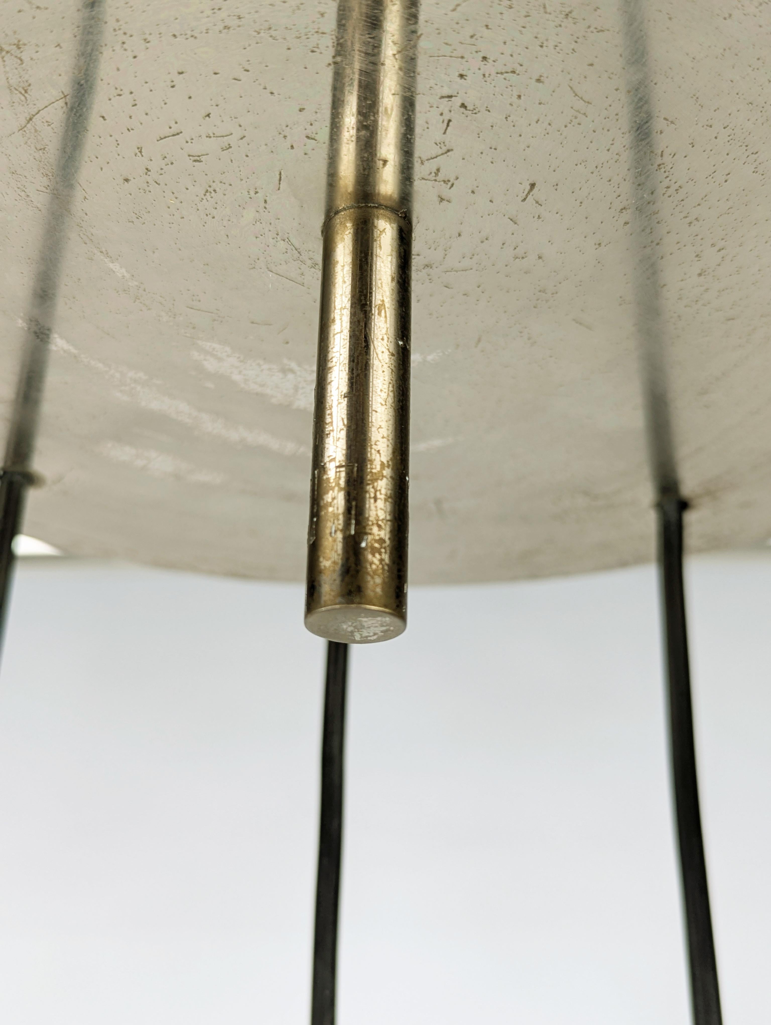 Italiano Raro lampadario a 9 luci in metallo placcato a nicchia e vetro modellato di Oluce, anni '60 in vendita