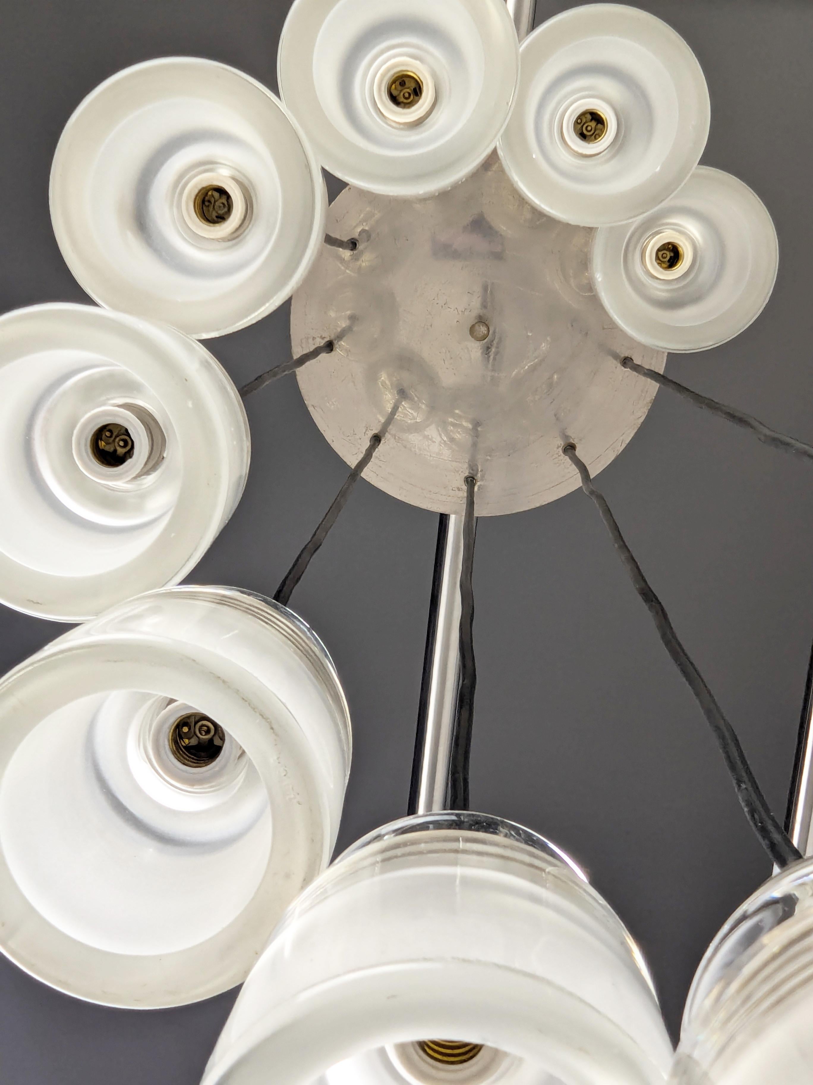 Raro lampadario a 9 luci in metallo placcato a nicchia e vetro modellato di Oluce, anni '60 In condizioni buone in vendita a Varese, Lombardia