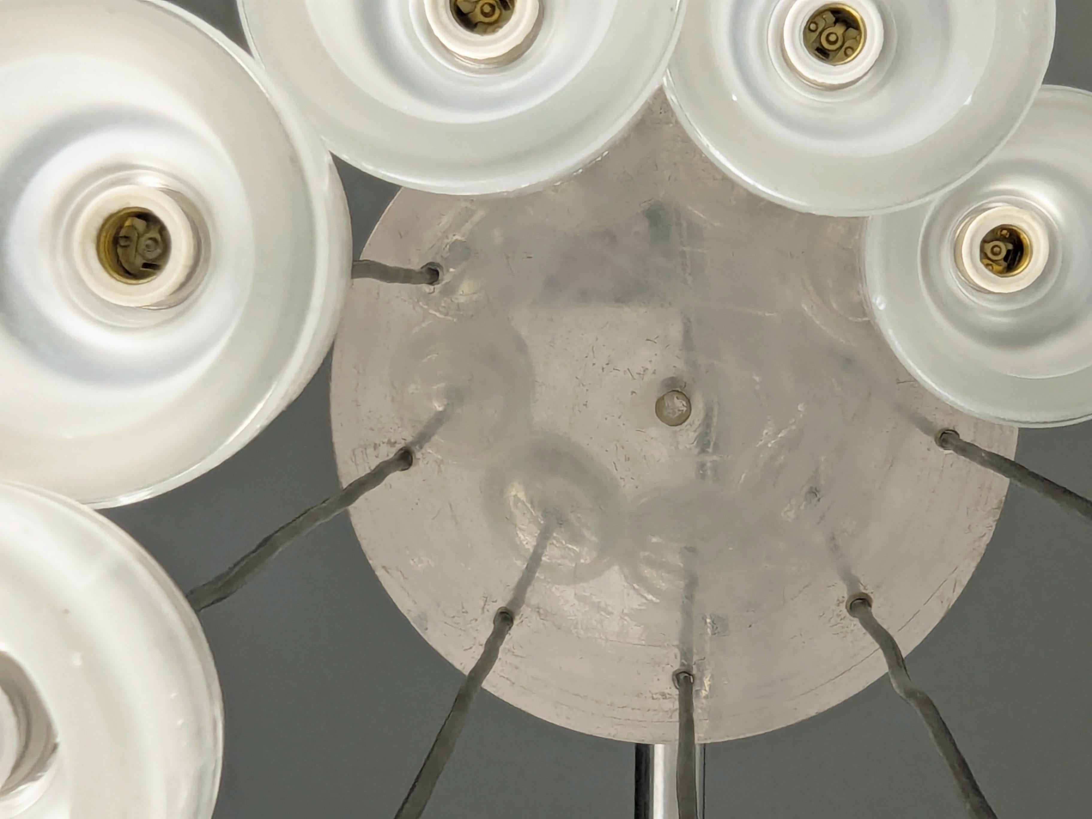Metà XX secolo Raro lampadario a 9 luci in metallo placcato a nicchia e vetro modellato di Oluce, anni '60 in vendita