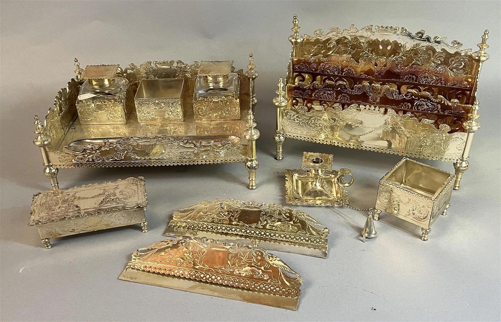 Este juego de escritorio de 9 piezas es una lujosa antigüedad fabricada por Catchpole And Williams LTD en Londres en 1904. Fabricado en plata de ley (.925), este conjunto irradia elegancia y sofisticación. Cada pieza tiene un diseño intrincado y