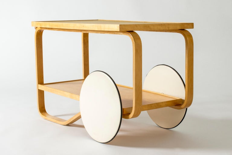Rare, early edition tea trolley, model number 901, by Alvar Aalto. The design dates from 1936 and this piece was made in the 1940s with a yellow linoleum top. Beautiful, streamlined design with round forms.