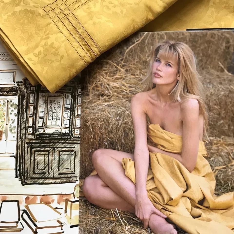 1990s Gianni Versace Home Signature Sheet Set — King Size (Never Used)
Ultra-rare Gianni Versace Home Signature bed linen set from the 1990s, never used, preserved in its original box.
This exact golden jacquard textile — featuring Versace’s iconic