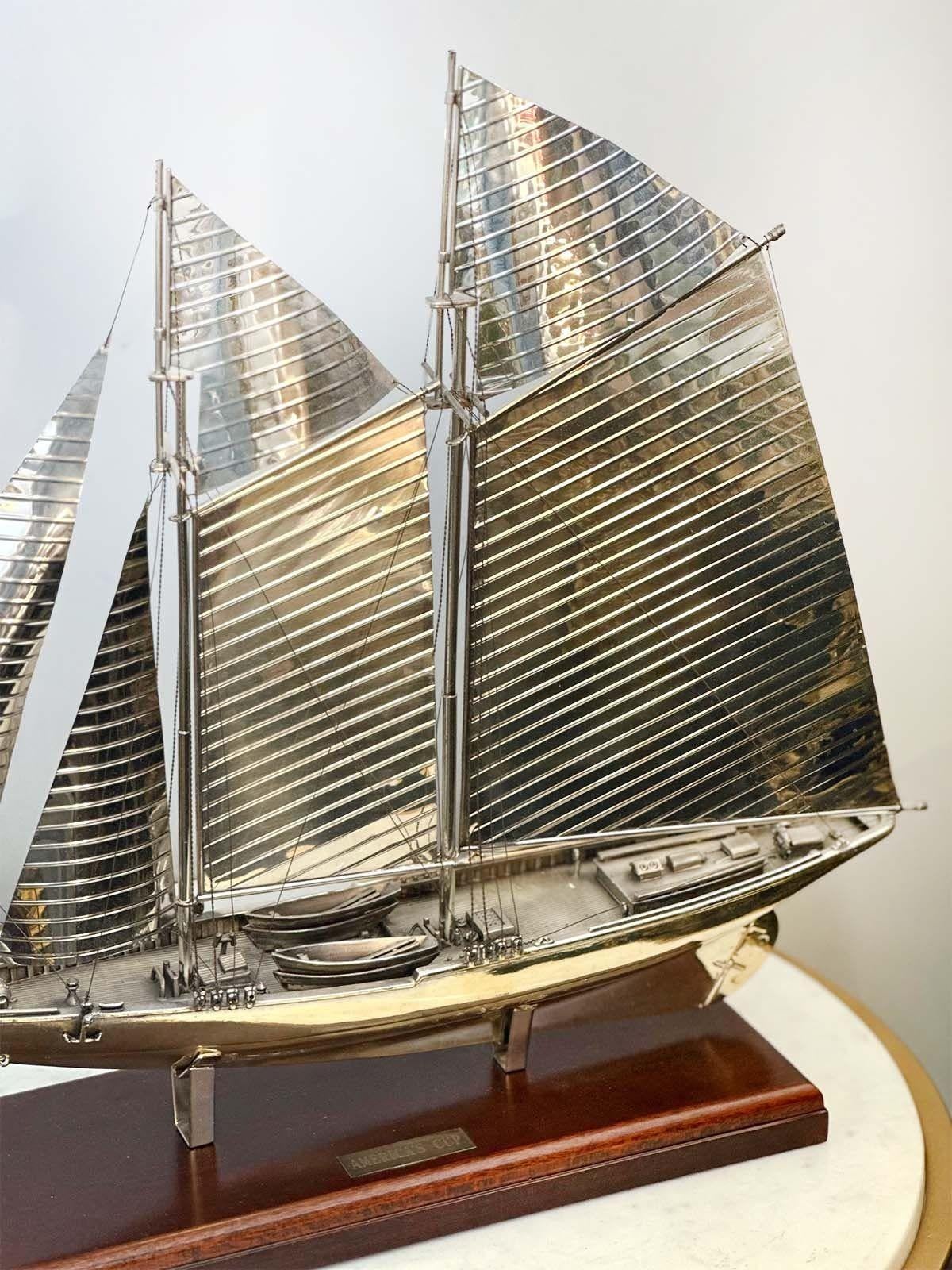Rare 925 sterling silver boat award of America's Cup supported on a wooden base by Scully & Scully. Hand-made in New York, 20th Century.
*Signed on the silver by Scully & Scully 
Dimensions:
16.5