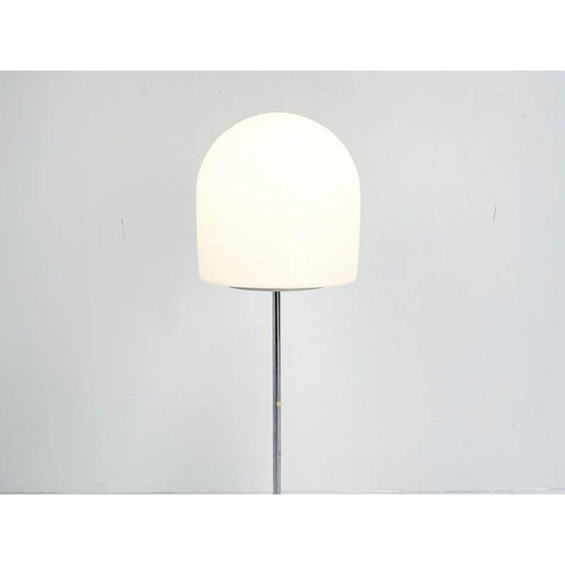 Rare lampadaire A251 par Aldo van den Nieuwelaar

Joli lampadaire chromé du célèbre designer néerlandais Aldo van den Nieuwelaar. Cette lampe présente un abat-jour en verre opalin sur un pied en métal chromé. Ce lampadaire est l'un de ses modèles
