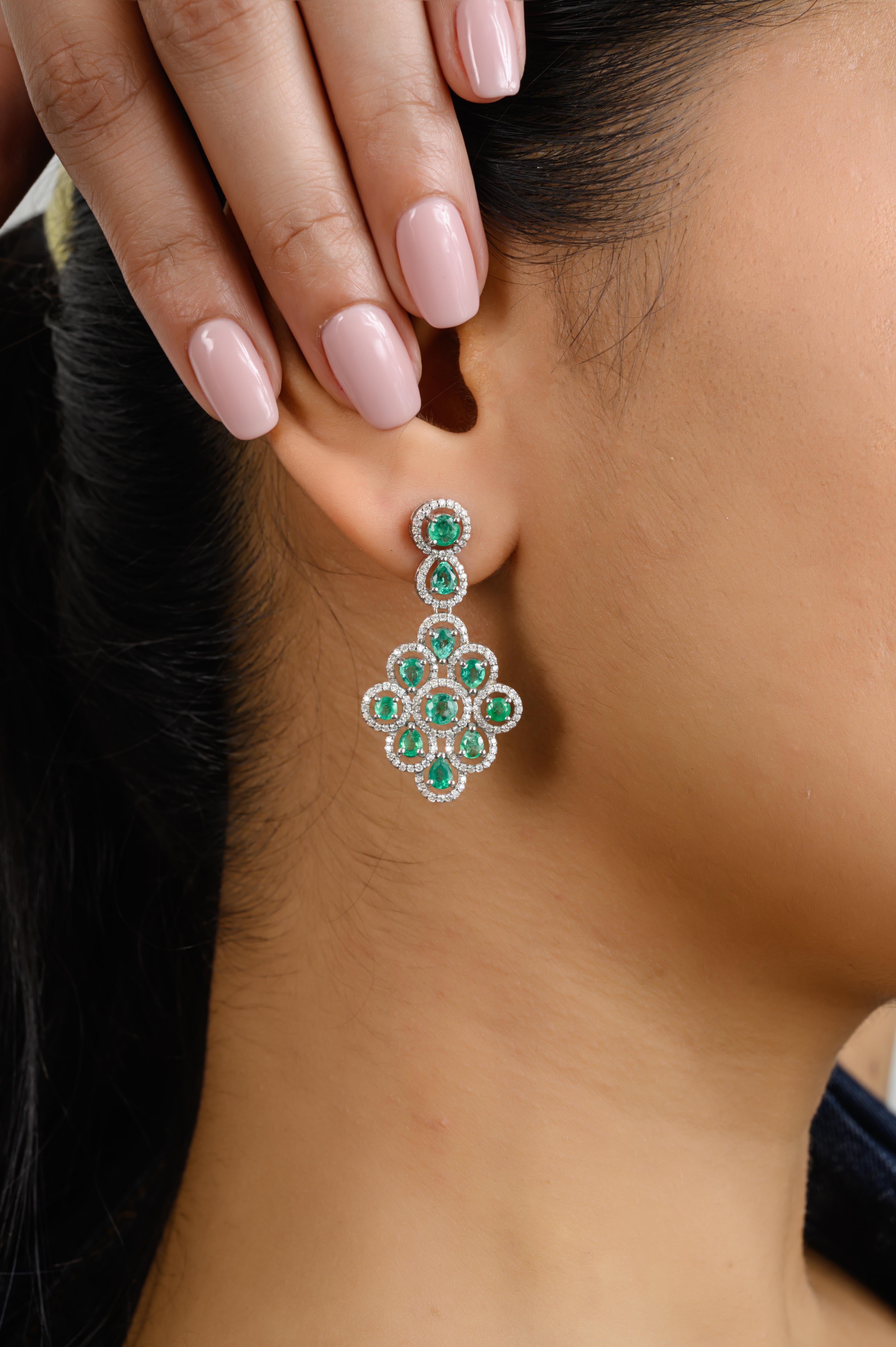 Seltene AAA Emerald Diamond Halo Wedding Dangle Earrings in 14K Gold, um eine Aussage mit Ihrem Look zu machen. Sie brauchen baumelnde Ohrringe, um mit Ihrem Look ein Statement zu setzen. Diese Ohrringe mit Smaragd im Birnen- und Rundschliff und