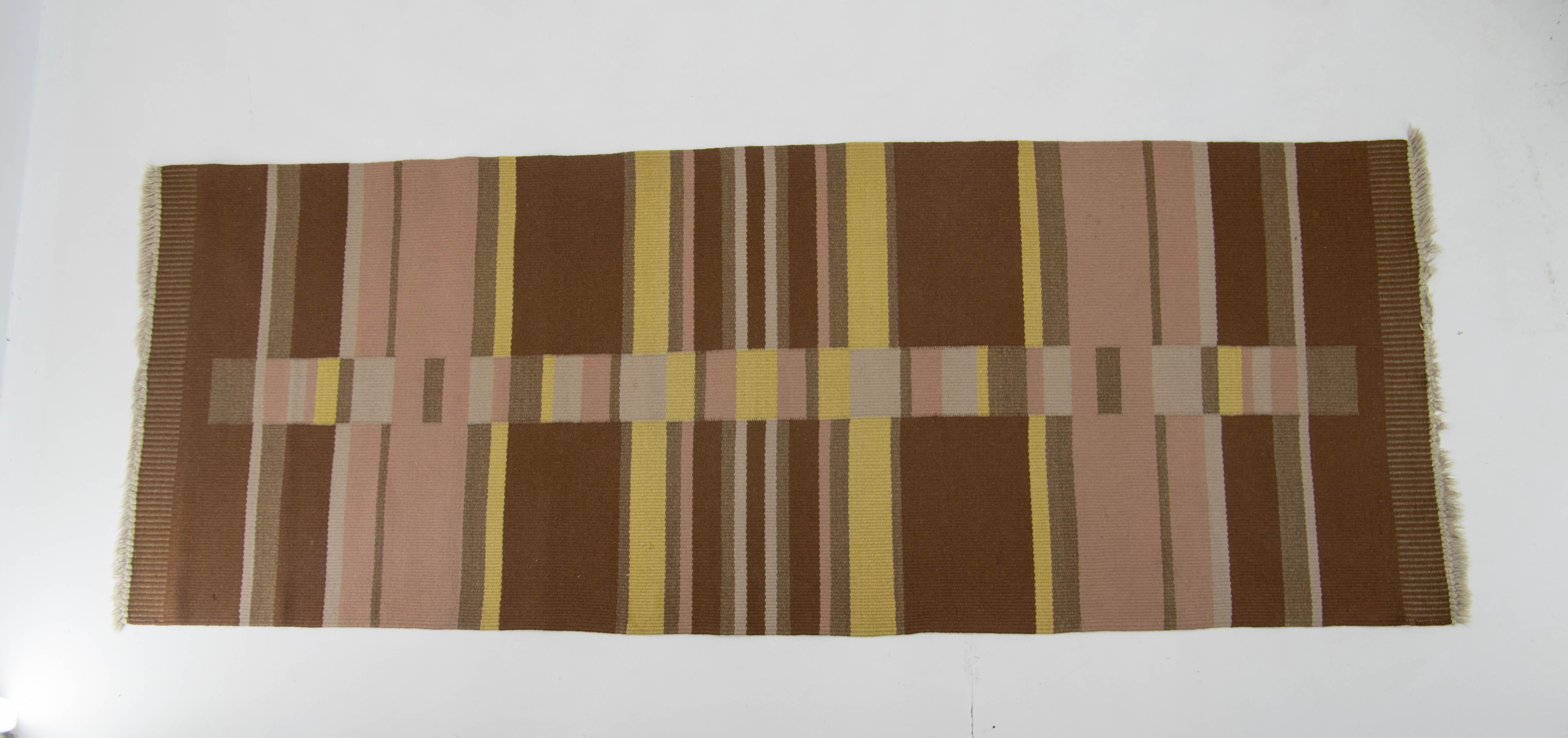Rare tapis conçu par Antonin Kybal pour ULUV et exécuté en 1948.
Fabriqué en laine.
Très bon état d'origine.
 