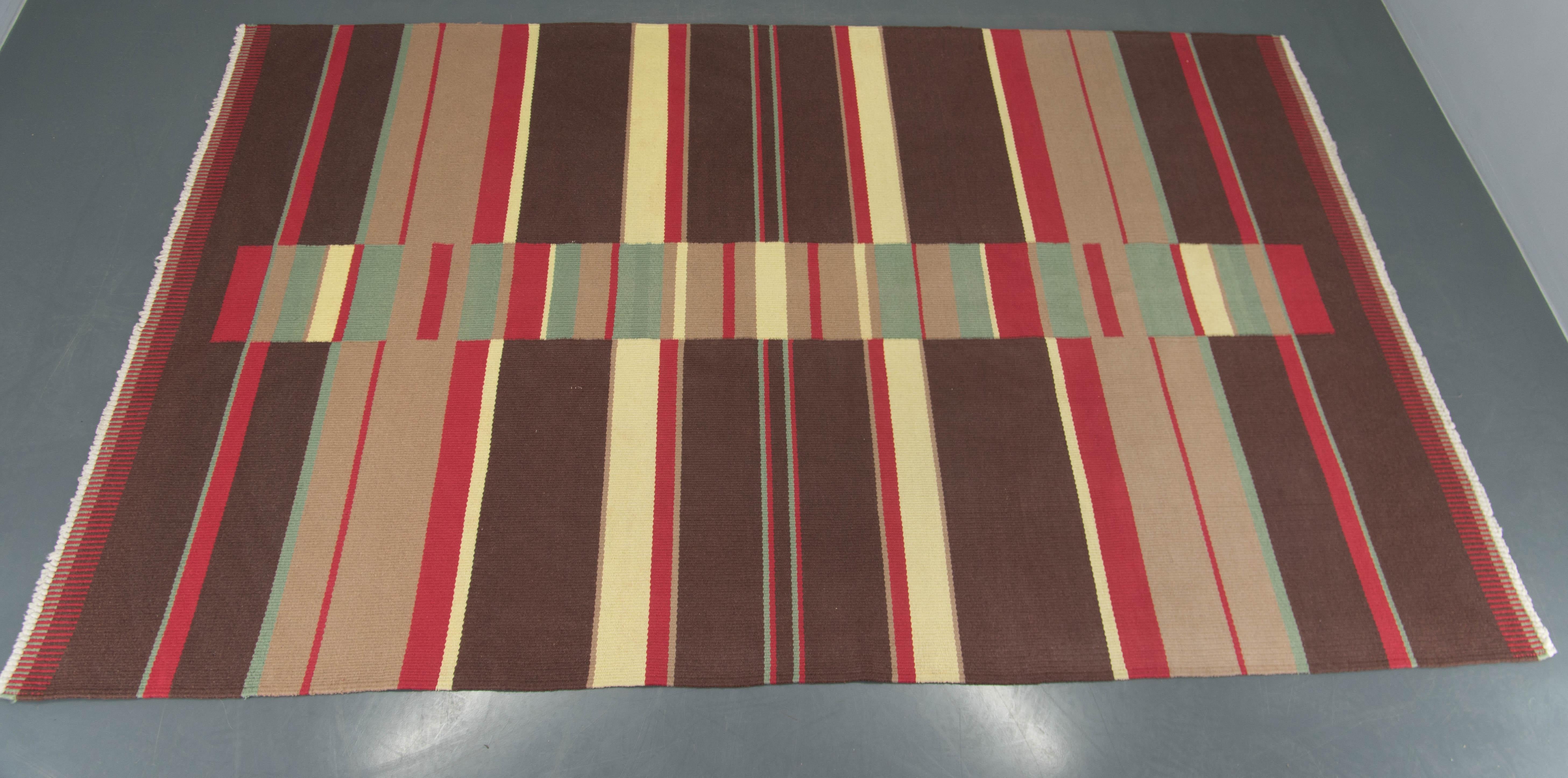 Entra nel design ceco del dopoguerra con questo eccezionale tappeto di Antonín Kybal, creato nel 1948. Kybal, figura cardine dell'arte tessile europea della metà del secolo, è celebrato per il suo approccio innovativo che fonde l'artigianato