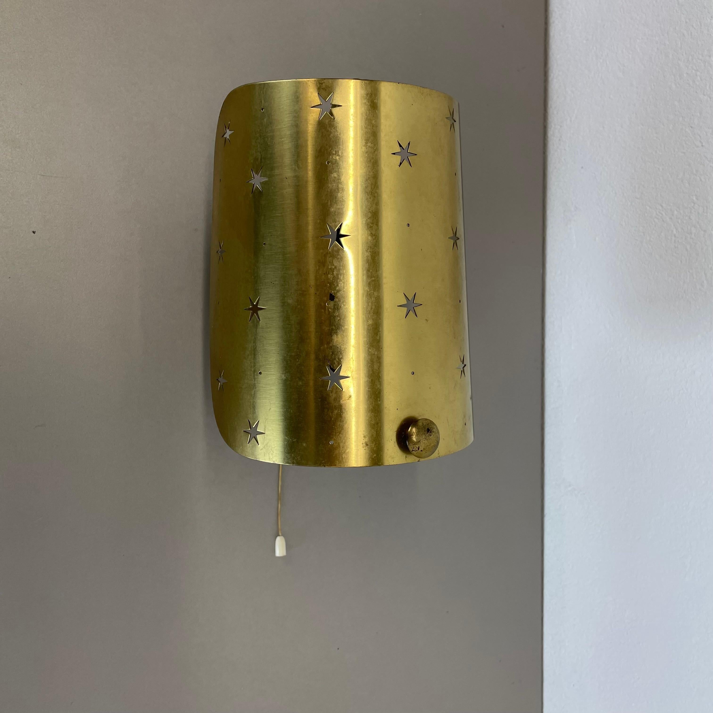 Article:

brass theatre wall light sconces



Origin:

Italy



Age:

1950s


This modernist light was produced in Italy in the 1950s in Italy. It is made of brass and metal with a large shade element on the front. it features a very unique star