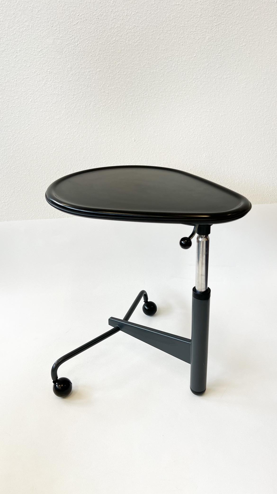 Seltene Cassina 'Kick' aus den 1980er Jahren  Beistelltisch des renommierten japanischen Designers Toshiyuki Kita. Hergestellt aus pulverbeschichtetem anthrazitfarbenem Stahl, schwarz lackiert und mit Gummikanten versehen. Design/One mit zwei Rollen