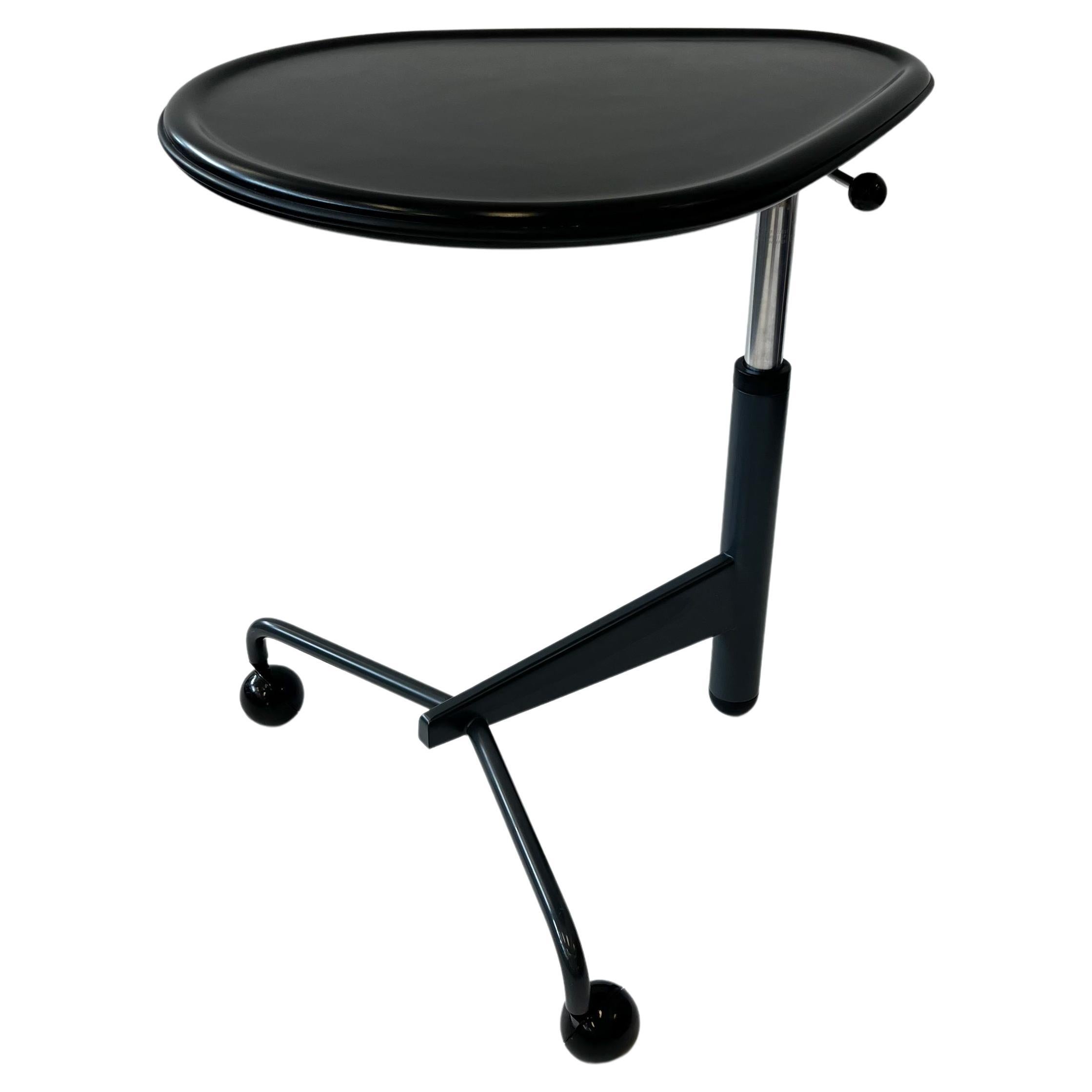 Rare table d'appoint Cassina 'Kick' réglable par Toshiyuki Kita