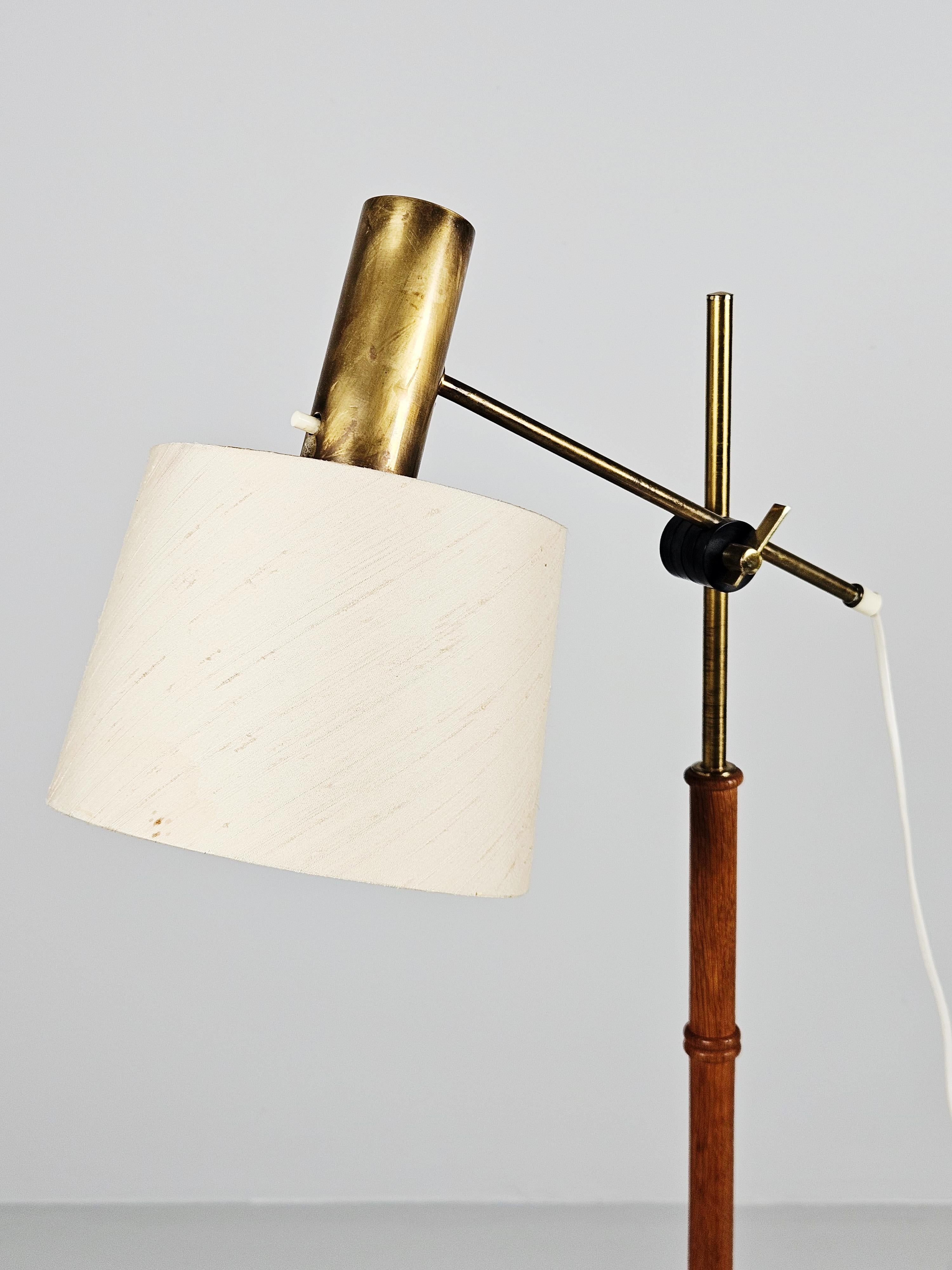 Beautiful floor lamp made by Falkenberg belysning in the 1960s.

Made in brass and teak with an adjustable arm. 

Great patina and comes with original lamp shade that has some stains on the fabric. 