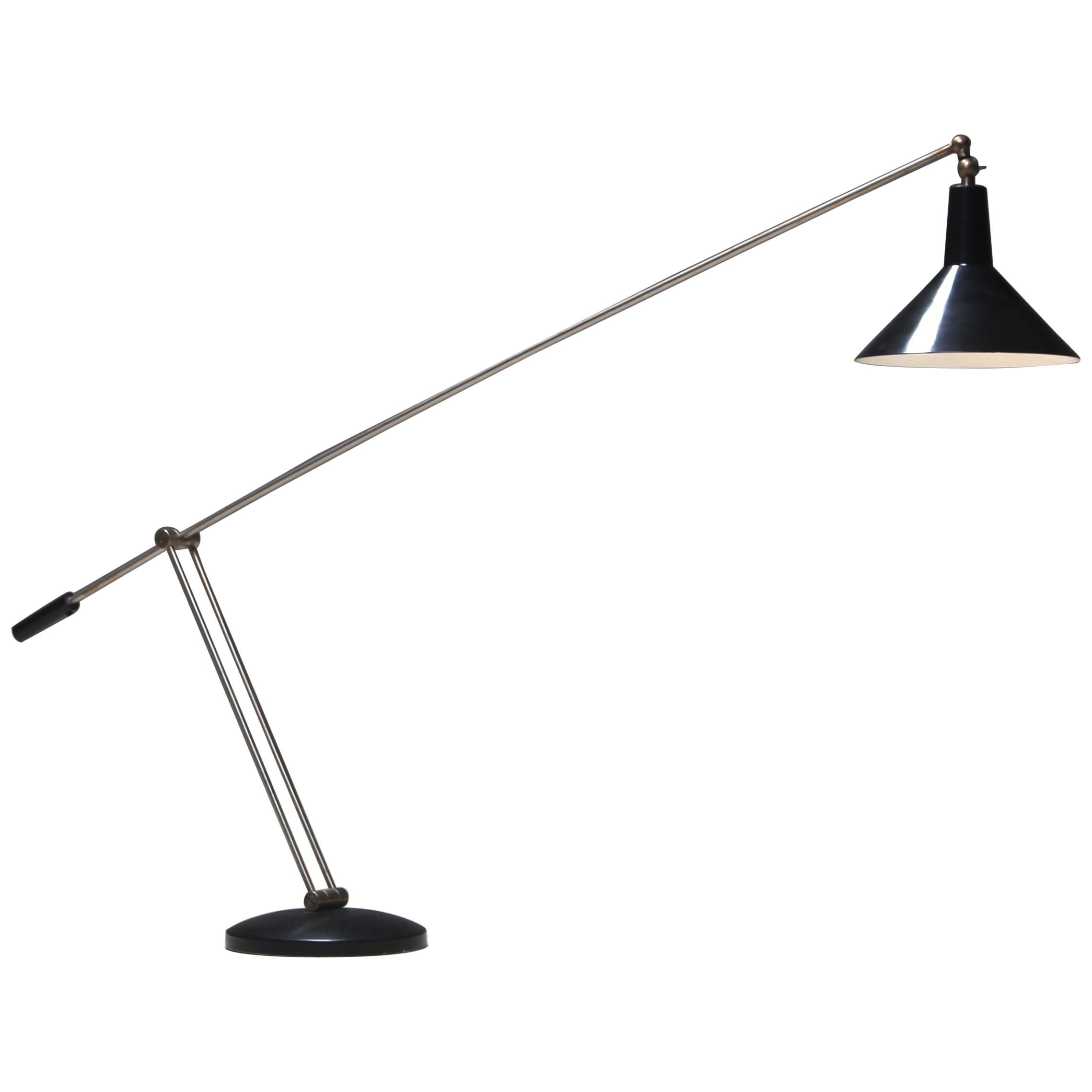 Minimalistic floor lamp designed by J.J.M. Hoogervorst for Anvia. The Dutch lighting company Anvia is well known for their high quality productions.
Floor lamps from Hoogervorst are rare, more common are the ceiling counter balance and wall