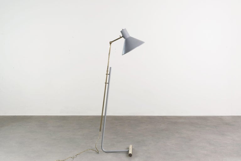 Rare adjustable floor lamp mod. 1045 by Gino Sarfatti, Italy, circa 1948. Manufactured by Arteluce. Brass, lacquered metal. Base 34 x 34 cm H min-max 104-166 cm (13.3 x 13.4 in H min-max 41-65.4 in). Lampshade 25.4 x 25.4 x H 23 cm (9.4 x 9.4 x H 9