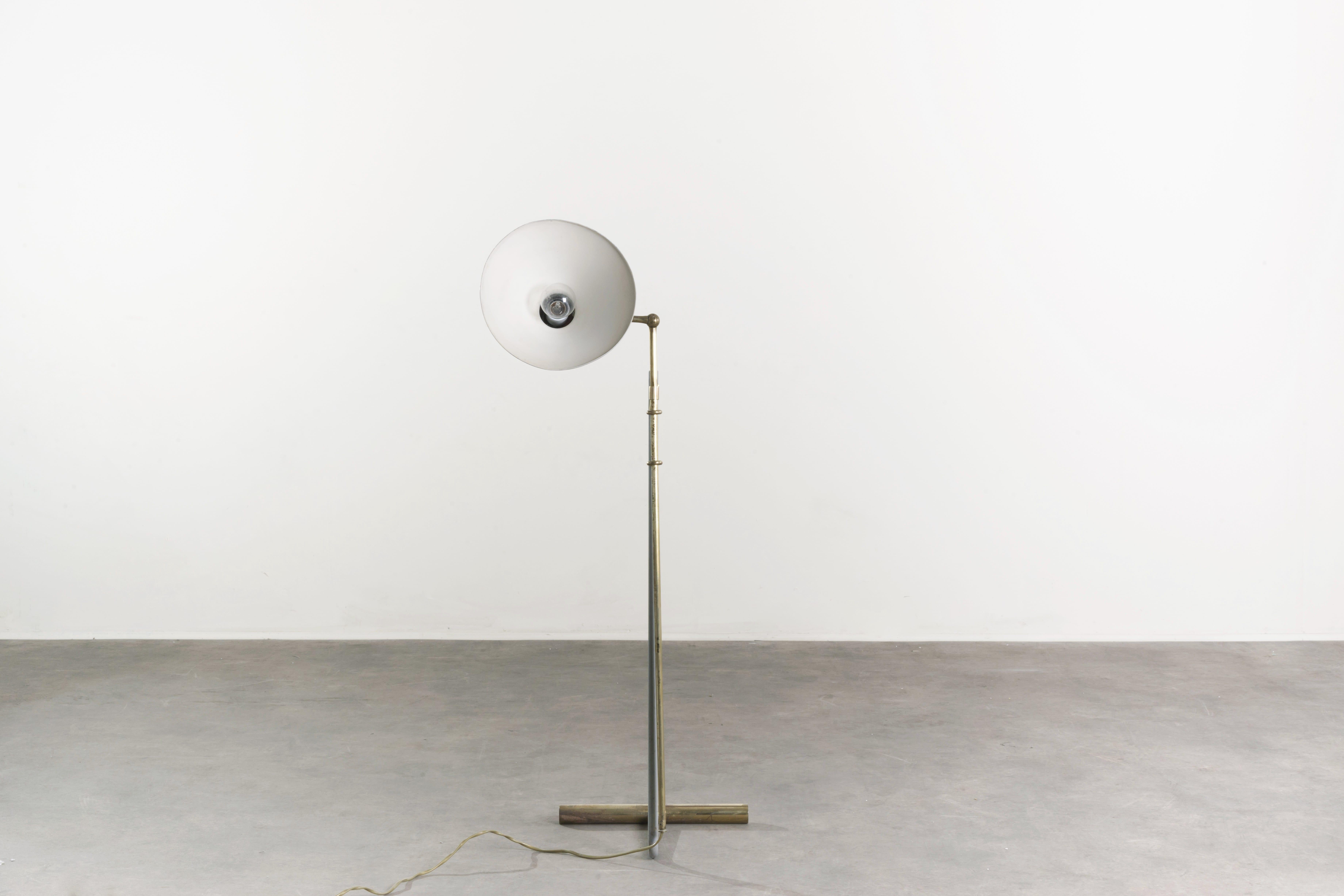 Verstellbare Stehlampe Mod. 1045 von Gino Sarfatti, selten (Lackiert) im Angebot