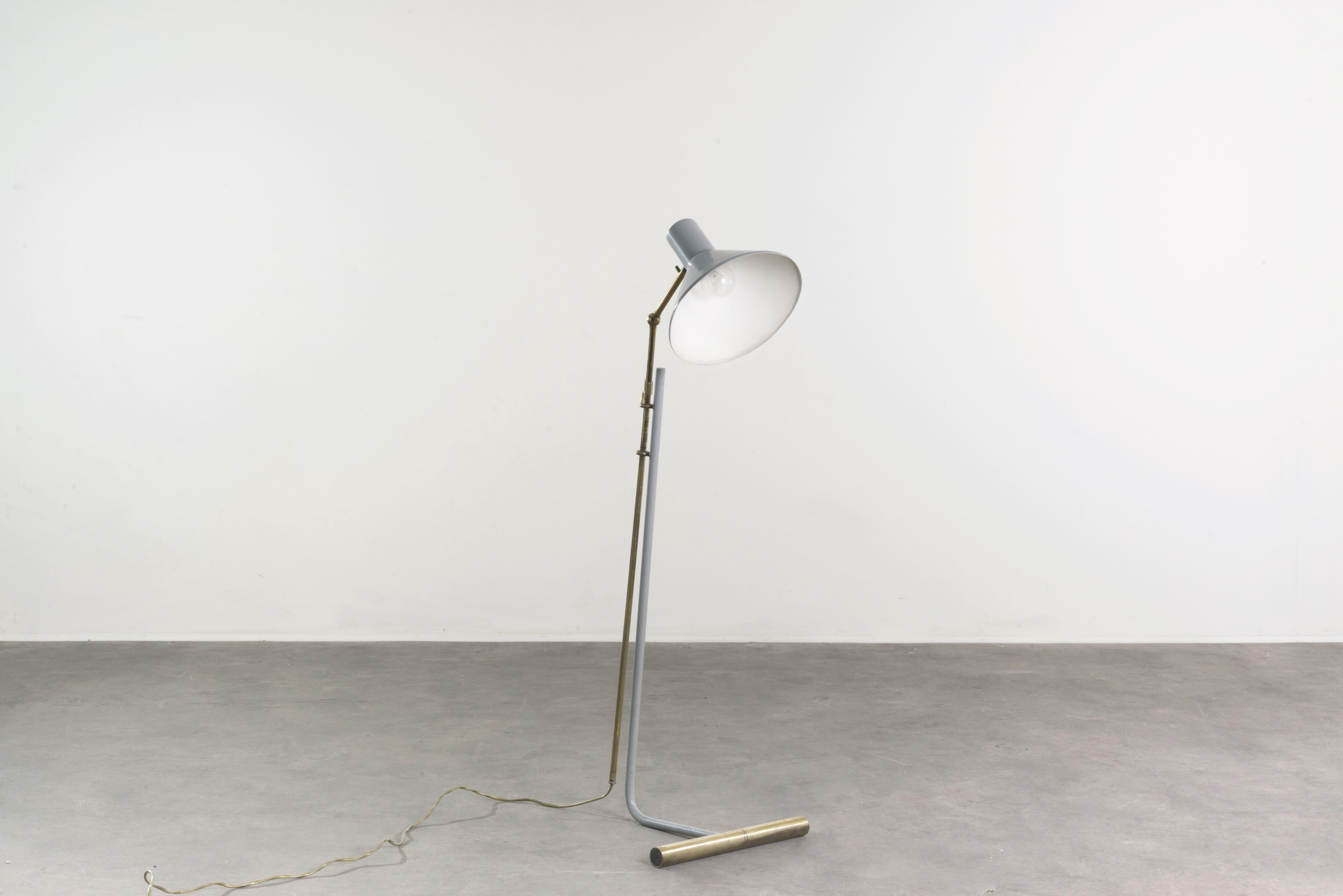 Verstellbare Stehlampe Mod. 1045 von Gino Sarfatti, selten im Zustand „Gut“ im Angebot in Milan, IT