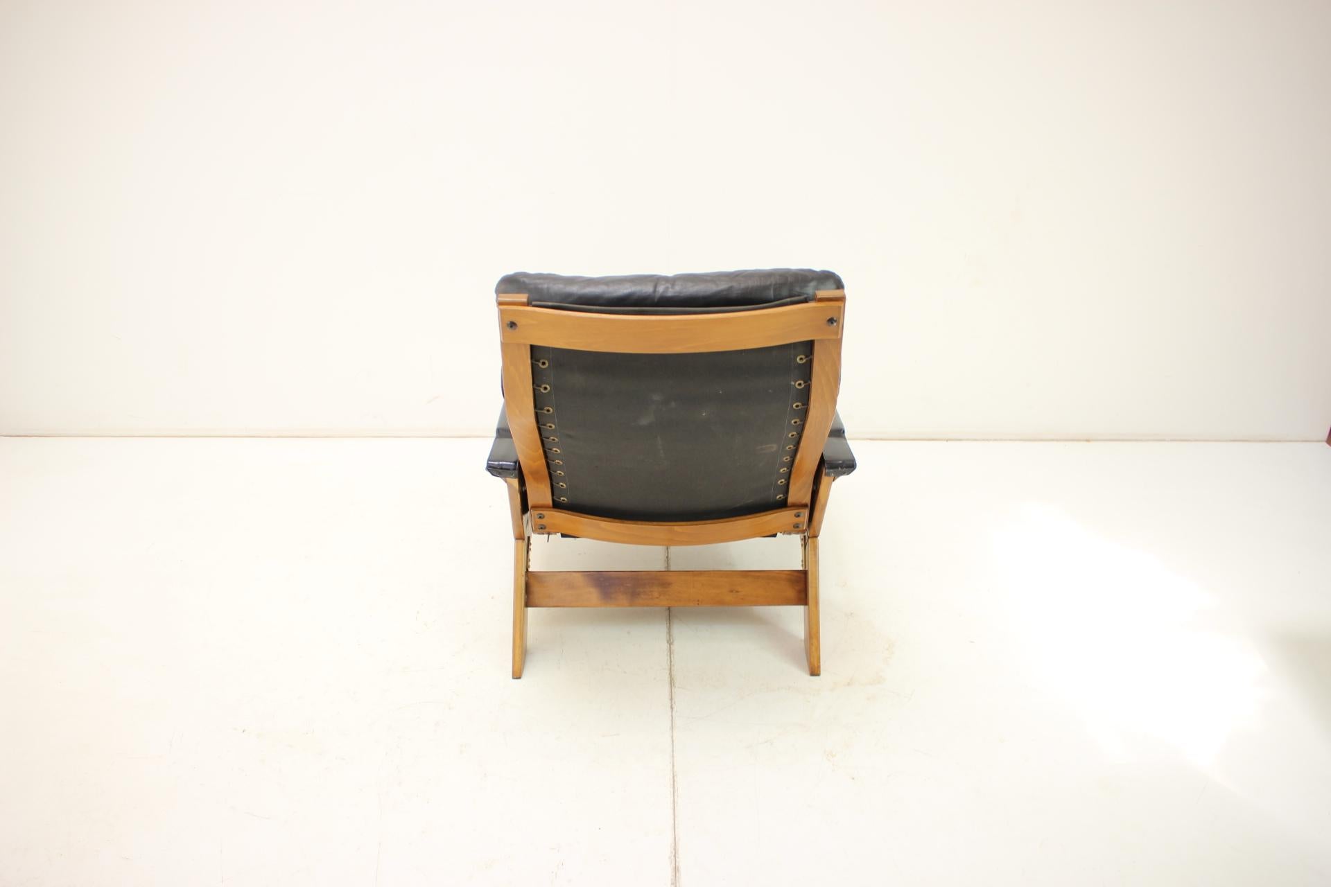 Poltrona regolabile in pelle disegnata da Peter Opsvik e prodotta da Westnofa negli anni '60 in Norvegia.
Realizzato in legno e pelle.
In condizioni originali, pulite, sia la pelle che il legno mostrano segni di uso e usura.
Completamente