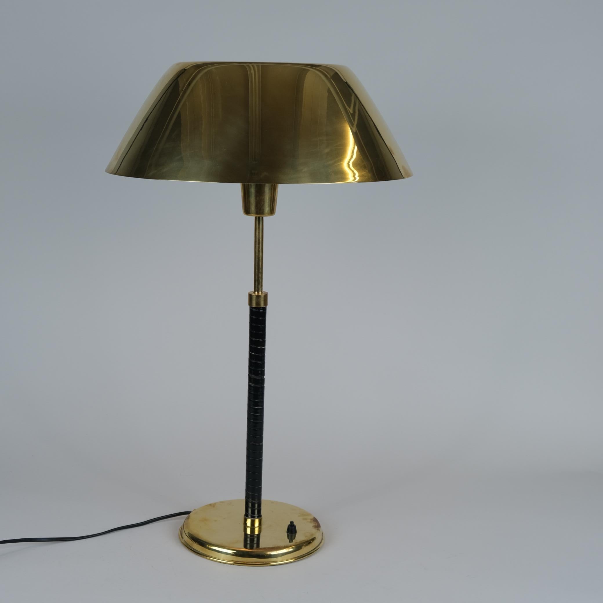 Rare Adjustable Lisa Johansson-Pape Black & Brass Ihanne Table Lamp, Orno 1950s In Good Condition For Sale In Helsinki, FI