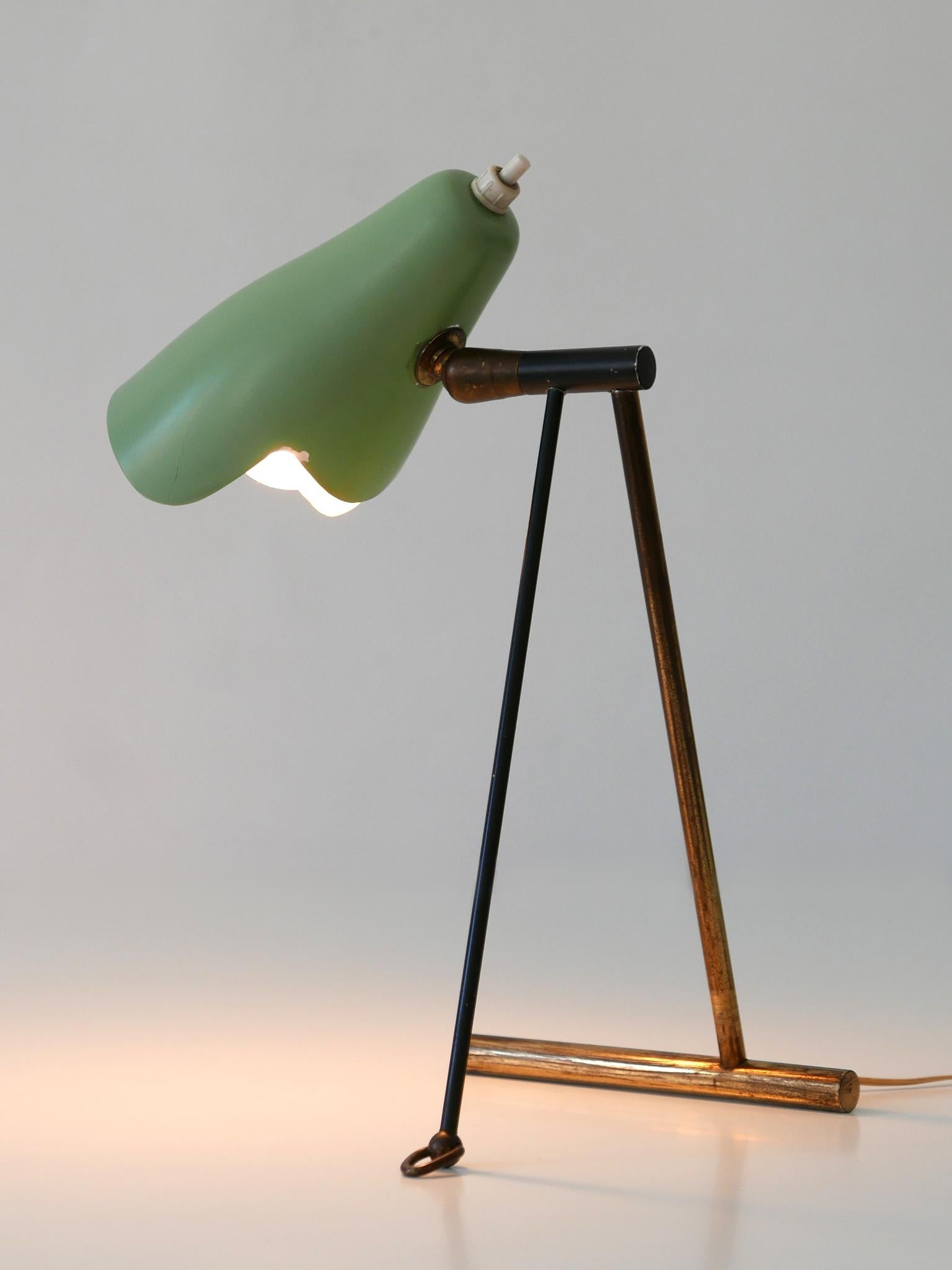 Extremely rare and elegant Mid-Century Modern table / wall lamp by Stilnovo, Itlay, 1950. With adjustable diffusor in original green color. 

Executed in brass and painted aluminium, the table / wall lamp comes with 1 x E14 / 12 Edison screw fit