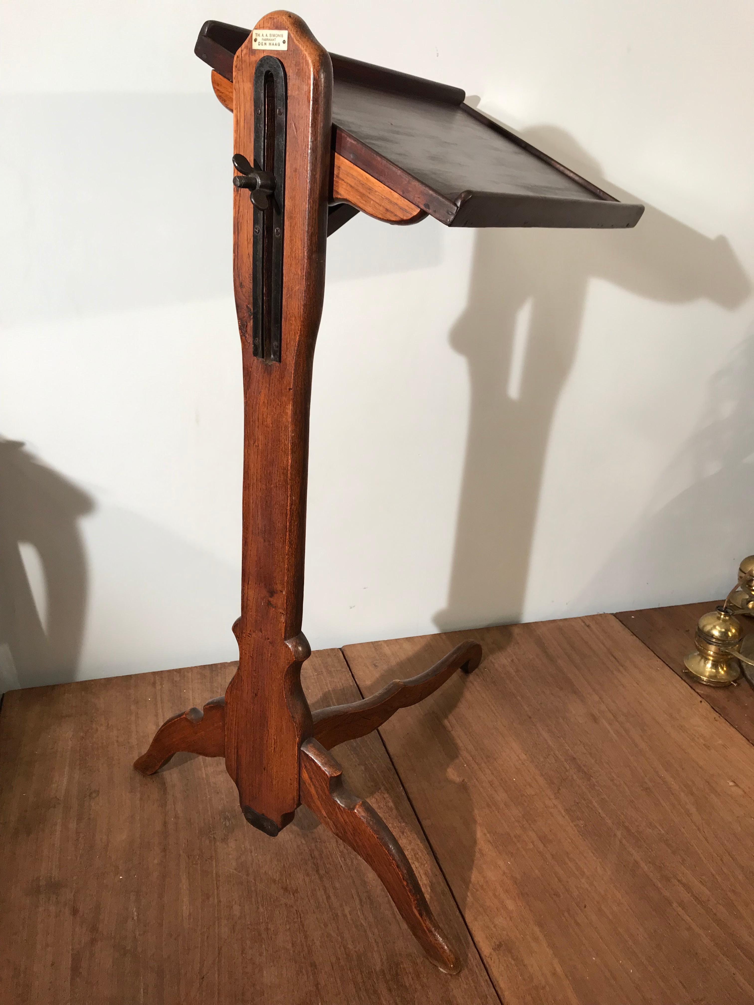 Easy to use, multi-purpose antique table.

This stylish table is a beautiful example of early 20th century engineering and furniture design. This Arts and Crafts design is highly attractive, aesthetically pleasing, very well made and practical to