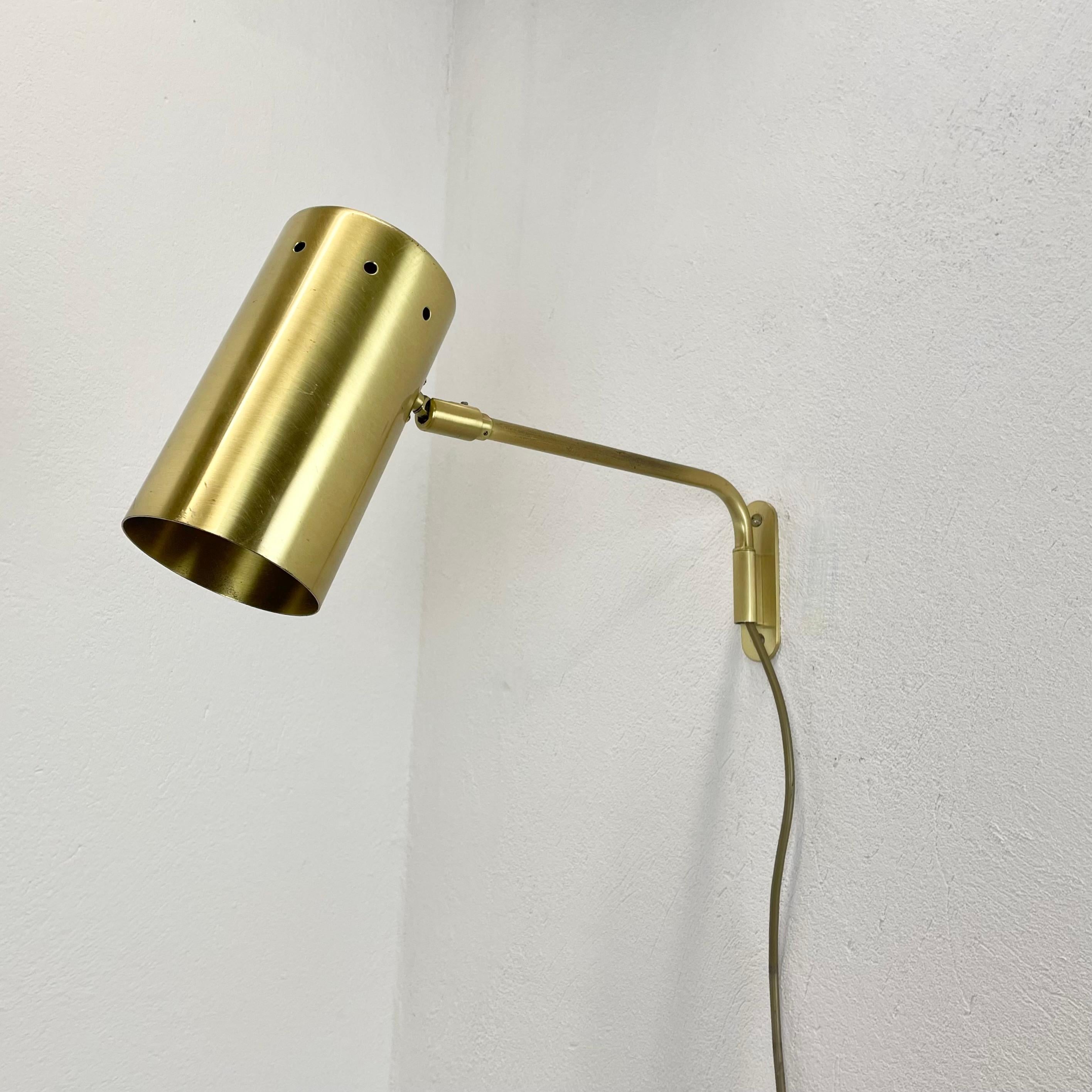 Article:

brass theatre wall light 



Origin:

Italy



Age:

1950s


This modernist light was produced in Italy in the 1950s in Italy. It is made of solid brass with a large shade element on the front. it features a very unique star form hole