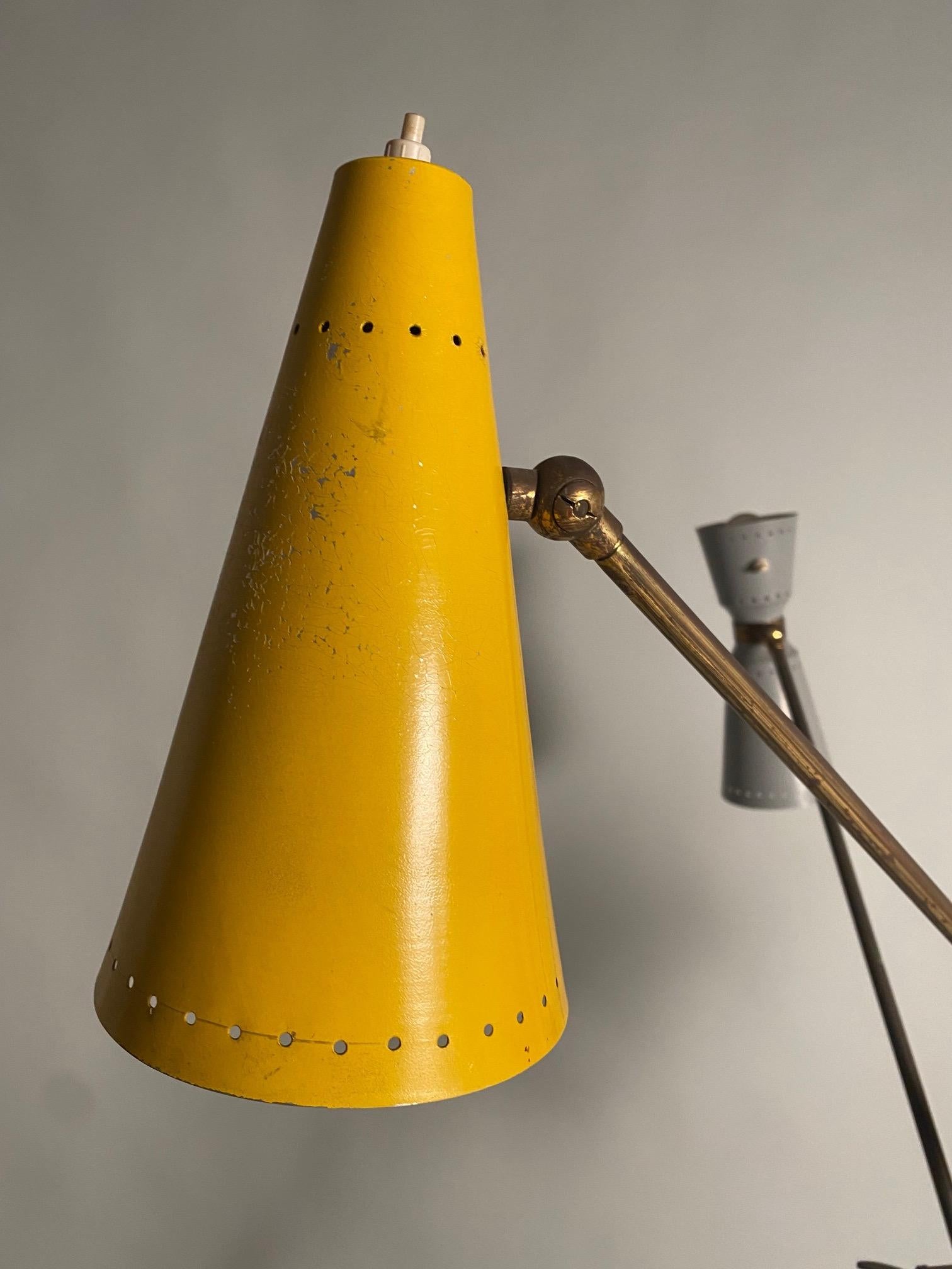 Rare lampadaire réglable Stilnovo du milieu du siècle en laiton, Italie, années 1950 État moyen - En vente à Argelato, BO