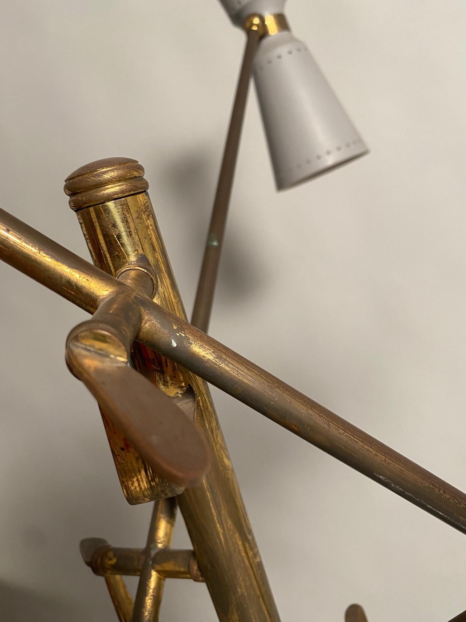 Milieu du XXe siècle Rare lampadaire réglable Stilnovo du milieu du siècle en laiton, Italie, années 1950 en vente