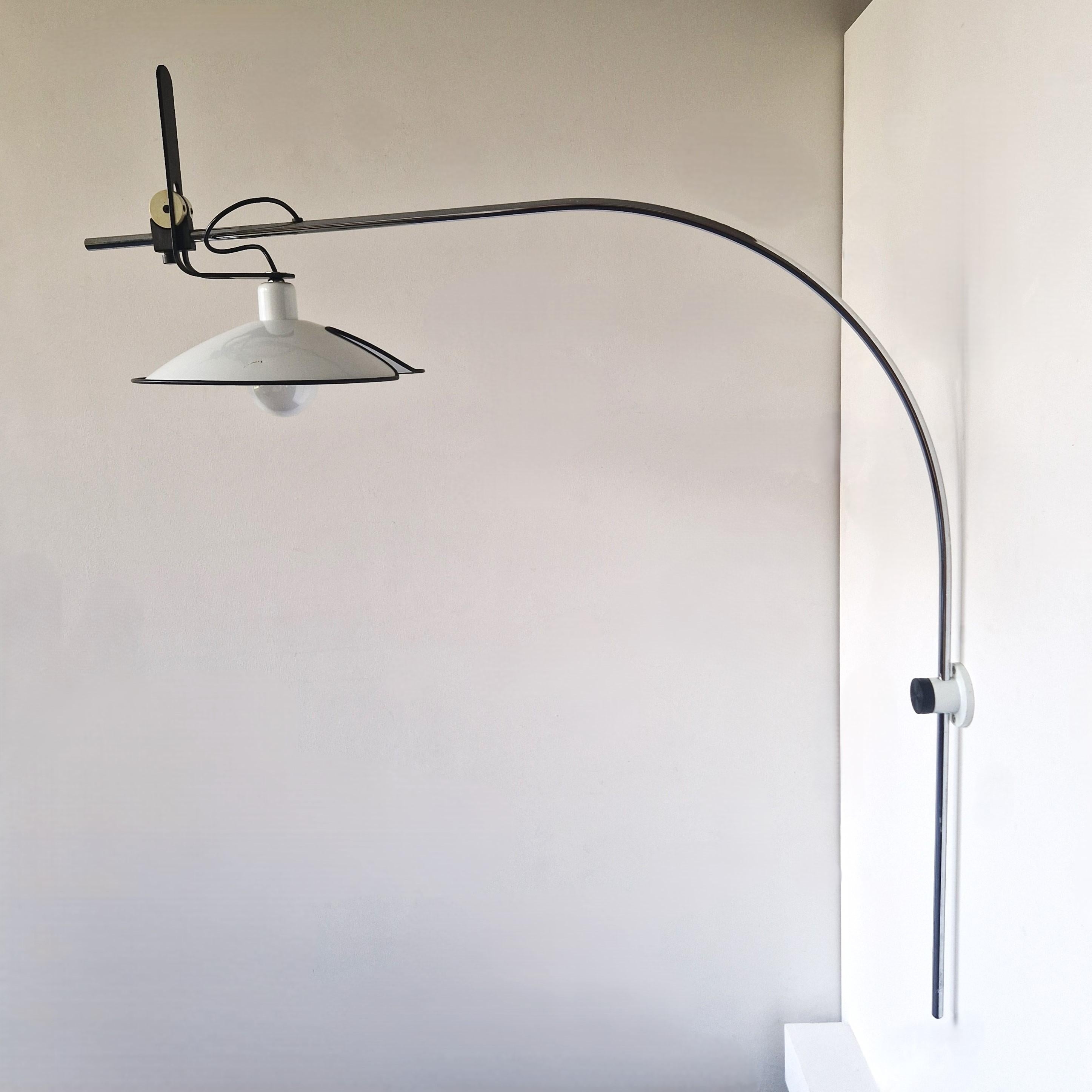 Esta rara lámpara de pared de gran tamaño es un impresionante diseño italiano de los años 70 realizado por Lella Montecroci y Marco De Carli para Arrelam. Una luz muy cómoda de usar y también un punto de atracción en tu habitación. Tiene un aplique