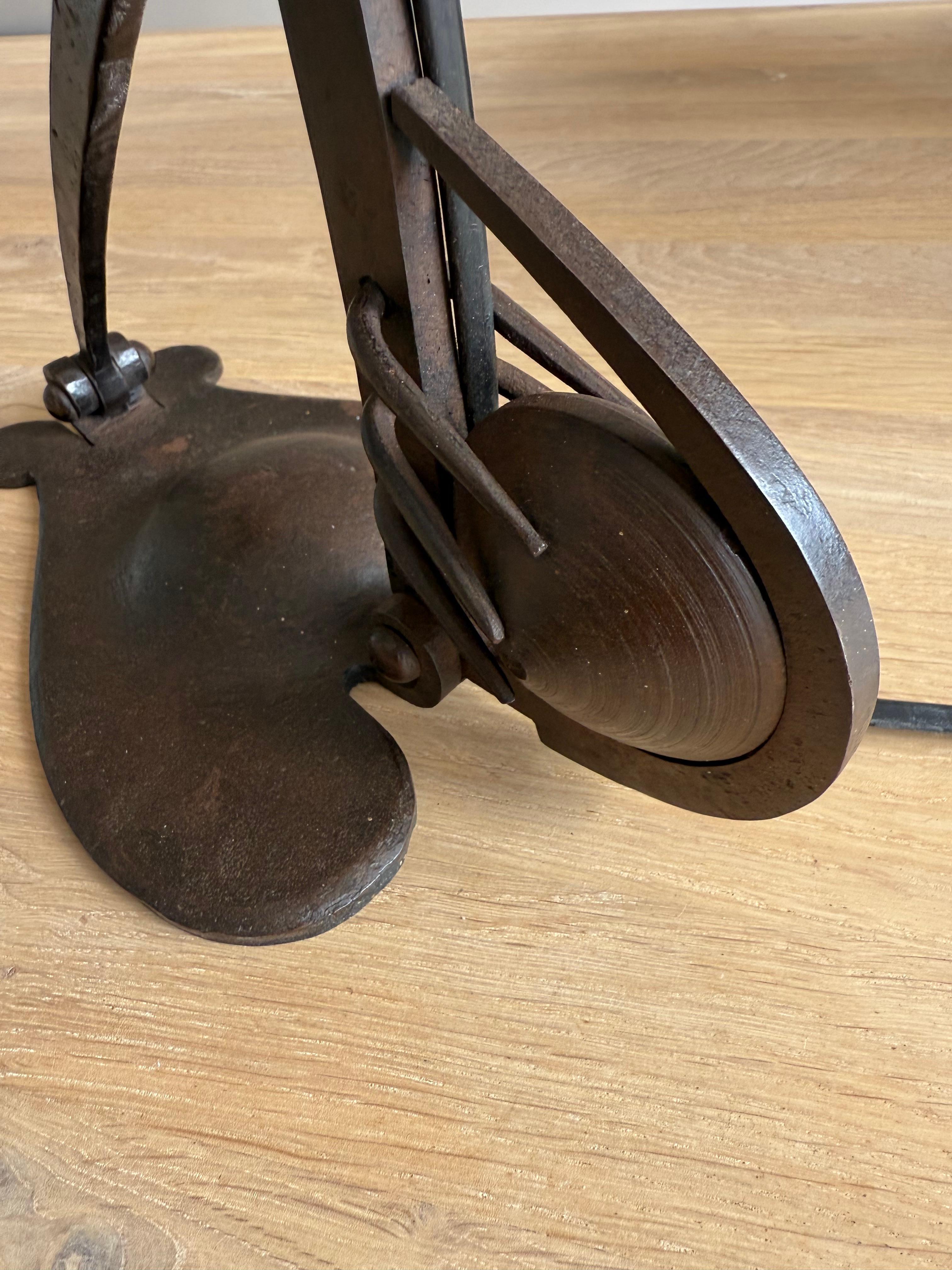 Seltene verstellbare schmiedeeiserne Schreibtisch- oder Klavierlampe  Amsterdamse School, ca. 1910er-Jahre im Angebot 5