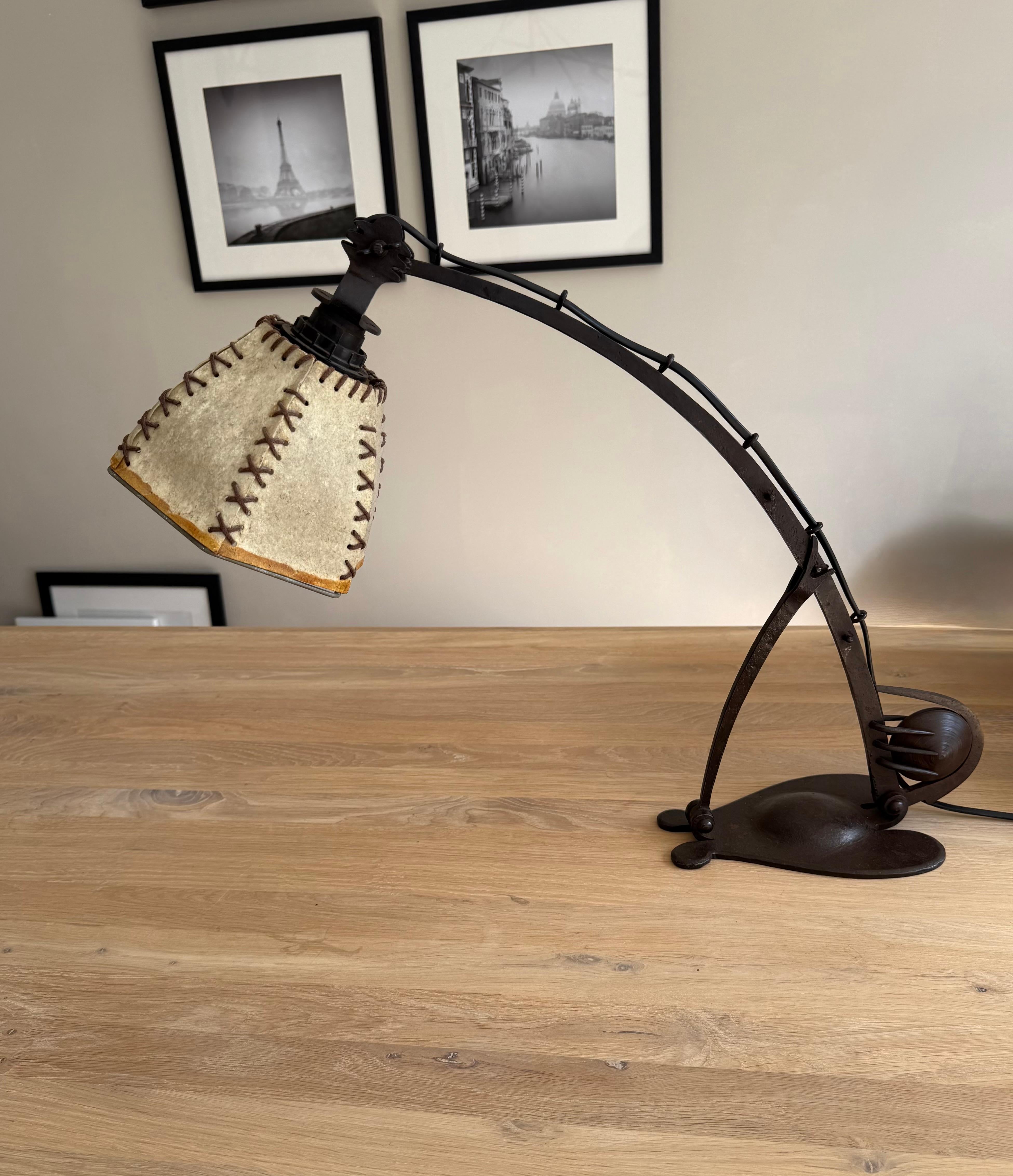 Seltene verstellbare schmiedeeiserne Schreibtisch- oder Klavierlampe  Amsterdamse School, ca. 1910er-Jahre im Angebot 7