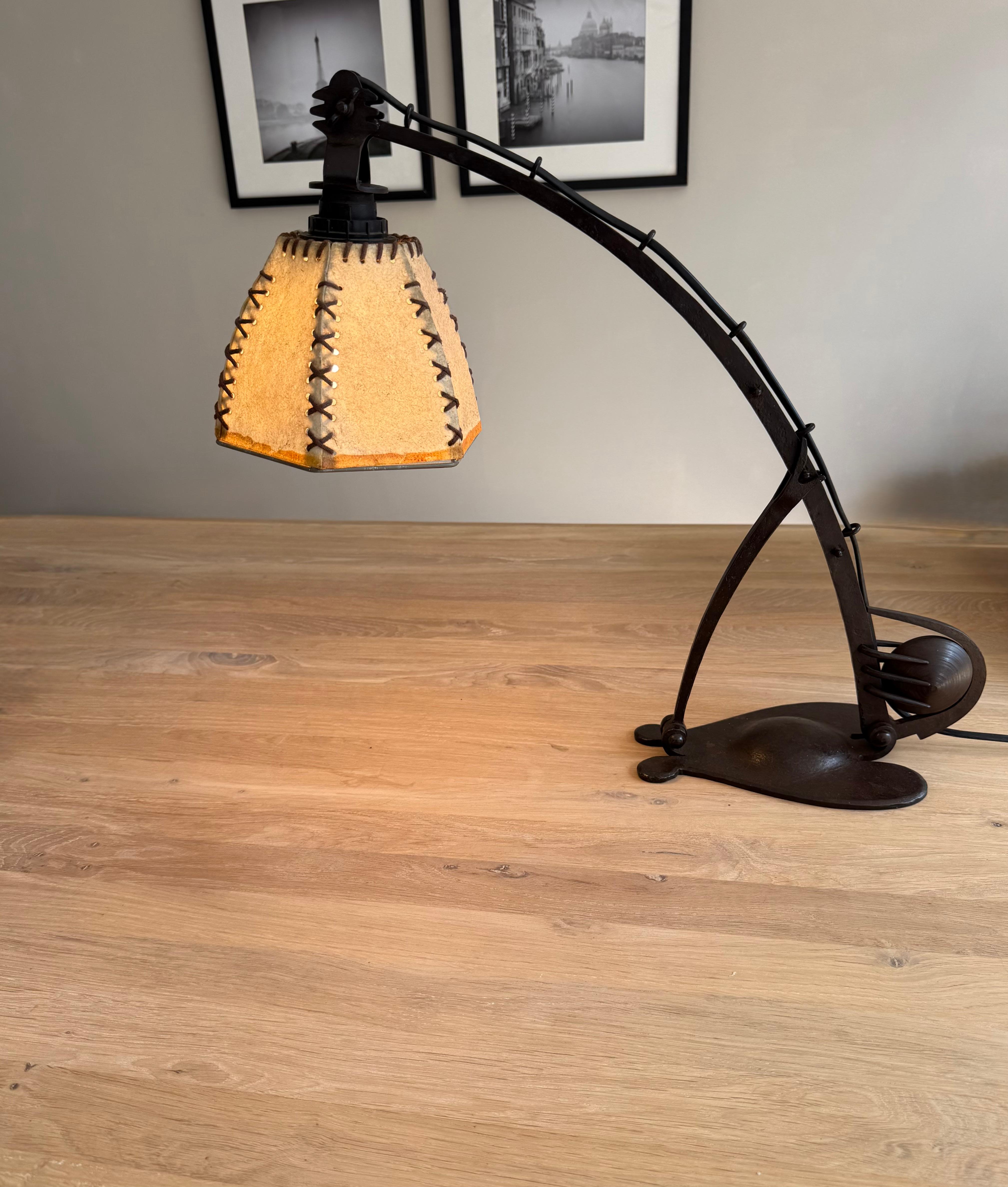 Seltene verstellbare schmiedeeiserne Schreibtisch- oder Klavierlampe  Amsterdamse School, ca. 1910er-Jahre im Angebot 8