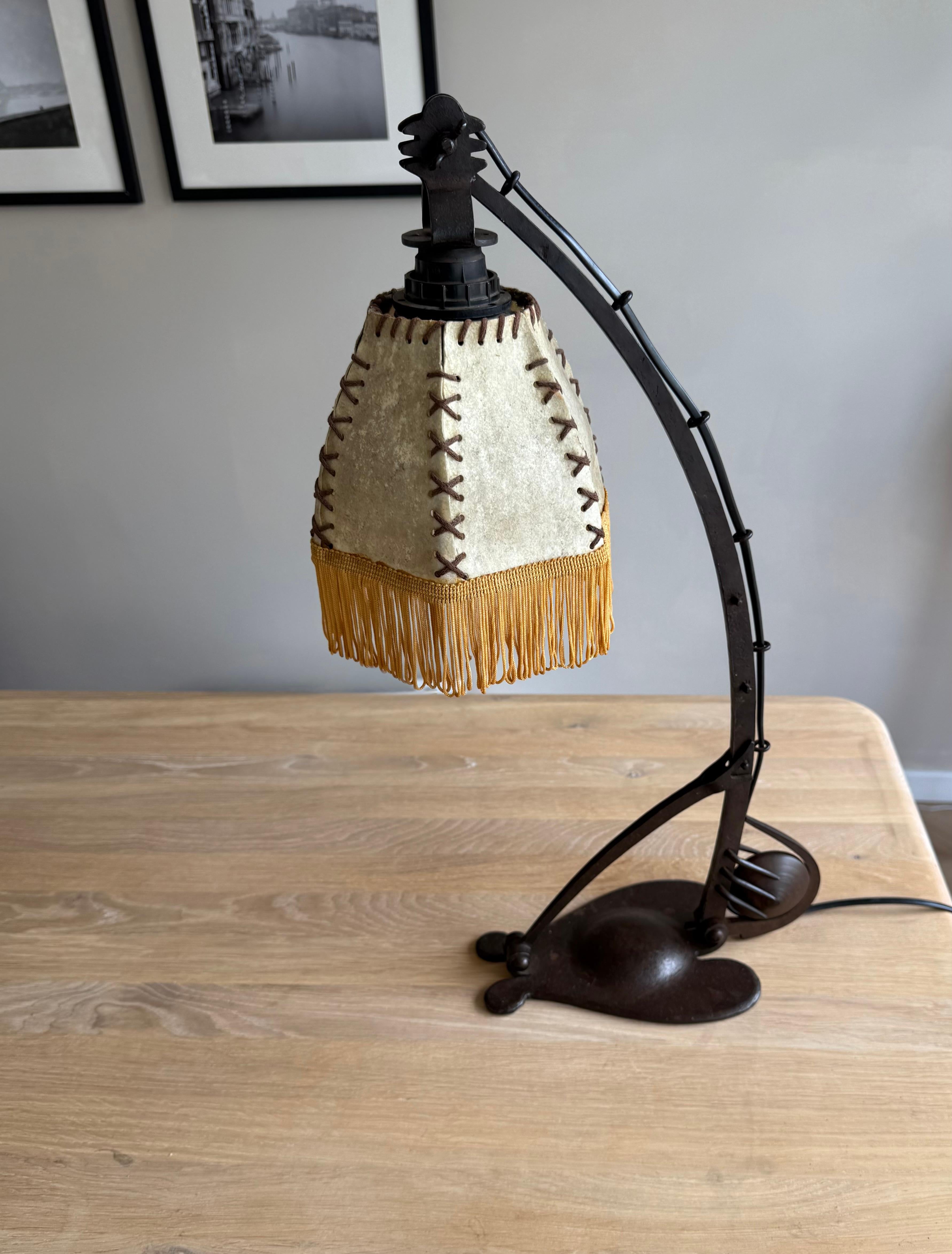 Seltene verstellbare schmiedeeiserne Schreibtisch- oder Klavierlampe  Amsterdamse School, ca. 1910er-Jahre im Angebot 12