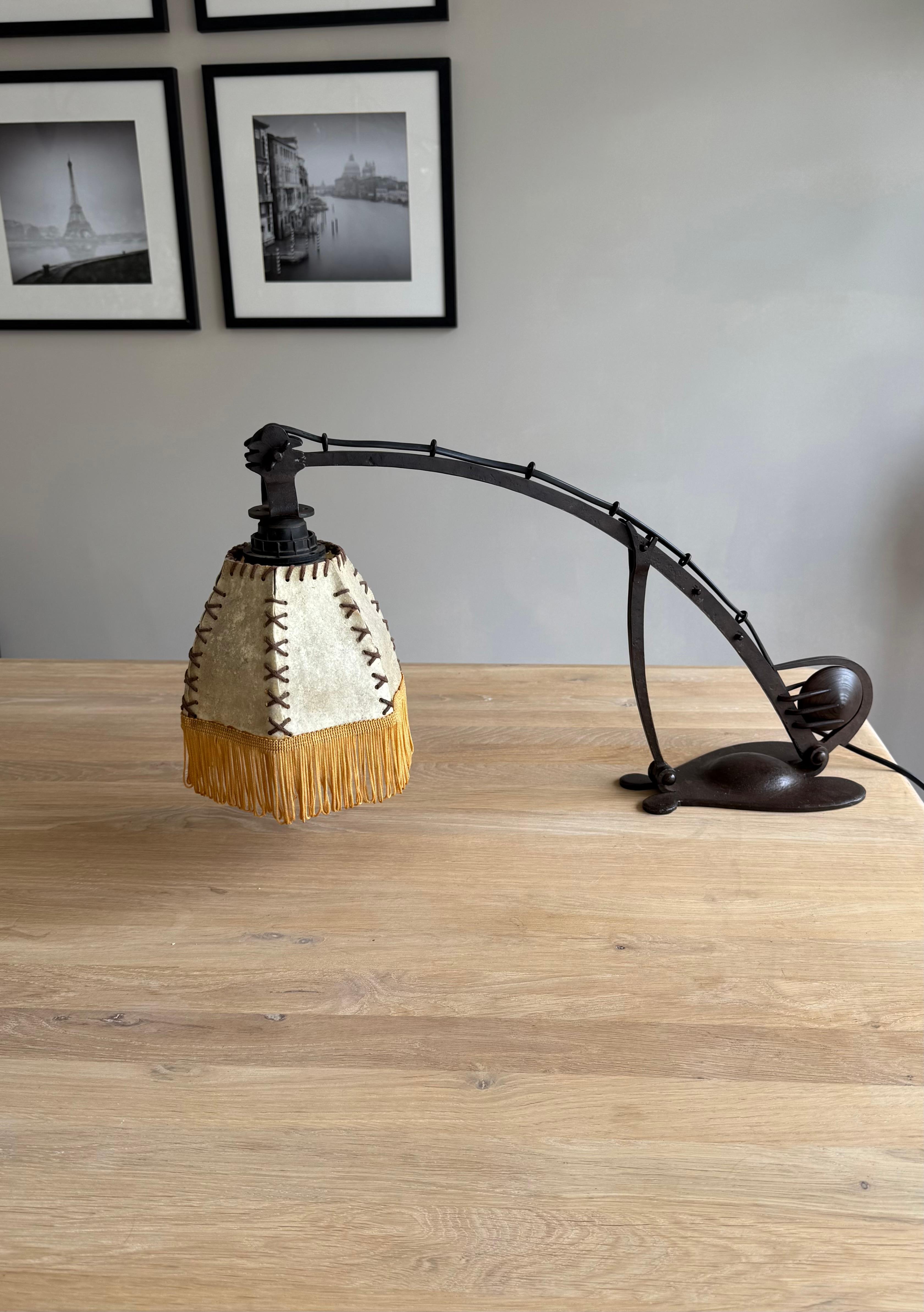 Seltene verstellbare schmiedeeiserne Schreibtisch- oder Klavierlampe  Amsterdamse School, ca. 1910er-Jahre (Arts and Crafts) im Angebot