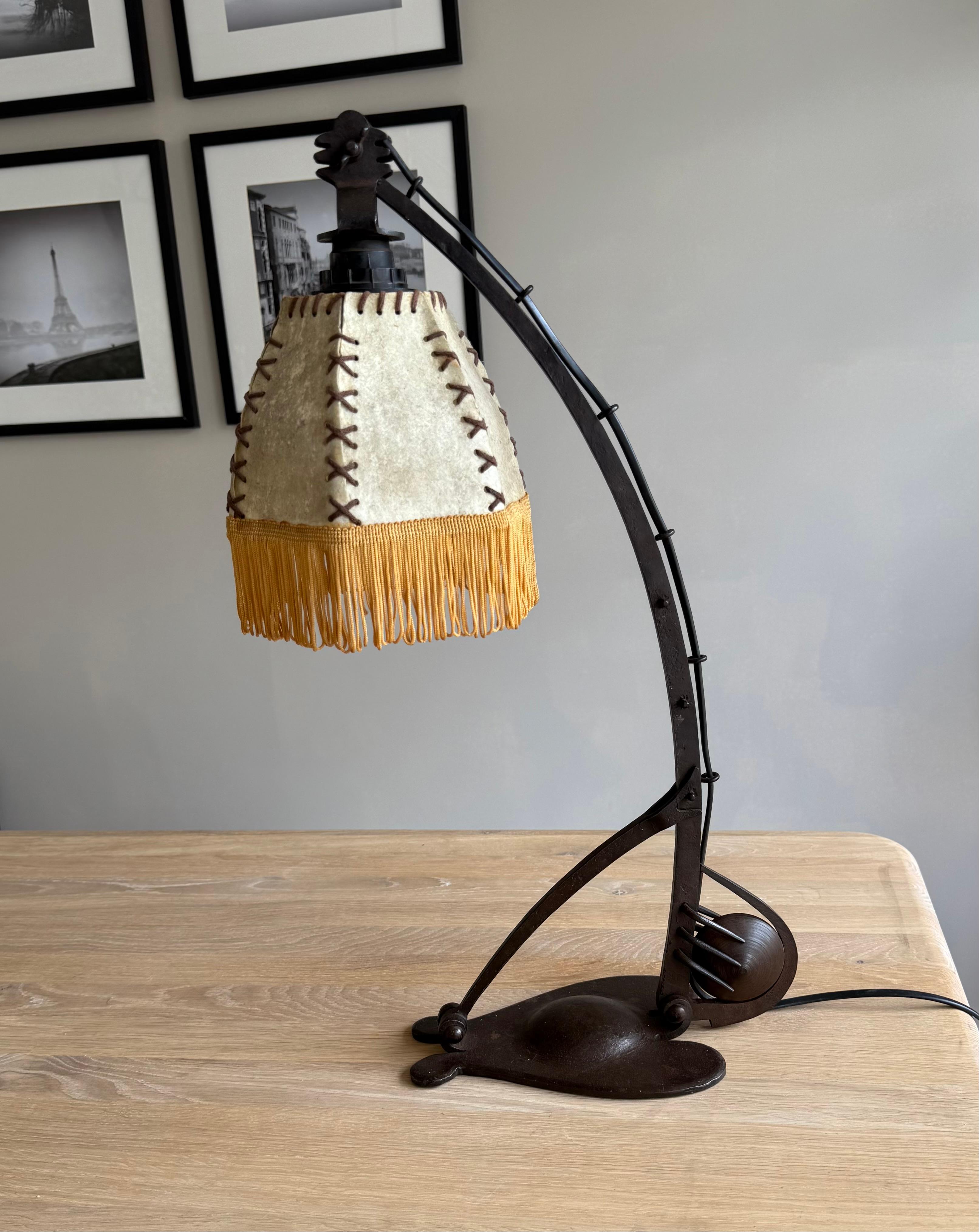 Verstellbare schmiedeeiserne Schreibtischlampe mit Gegengewicht, niederländischer Expressionismus ca. 1920.

Ein seltenes architektonisches Juwel aus der goldenen Ära des niederländischen Designs. Diese verstellbare Tisch- oder Klavierleuchte aus