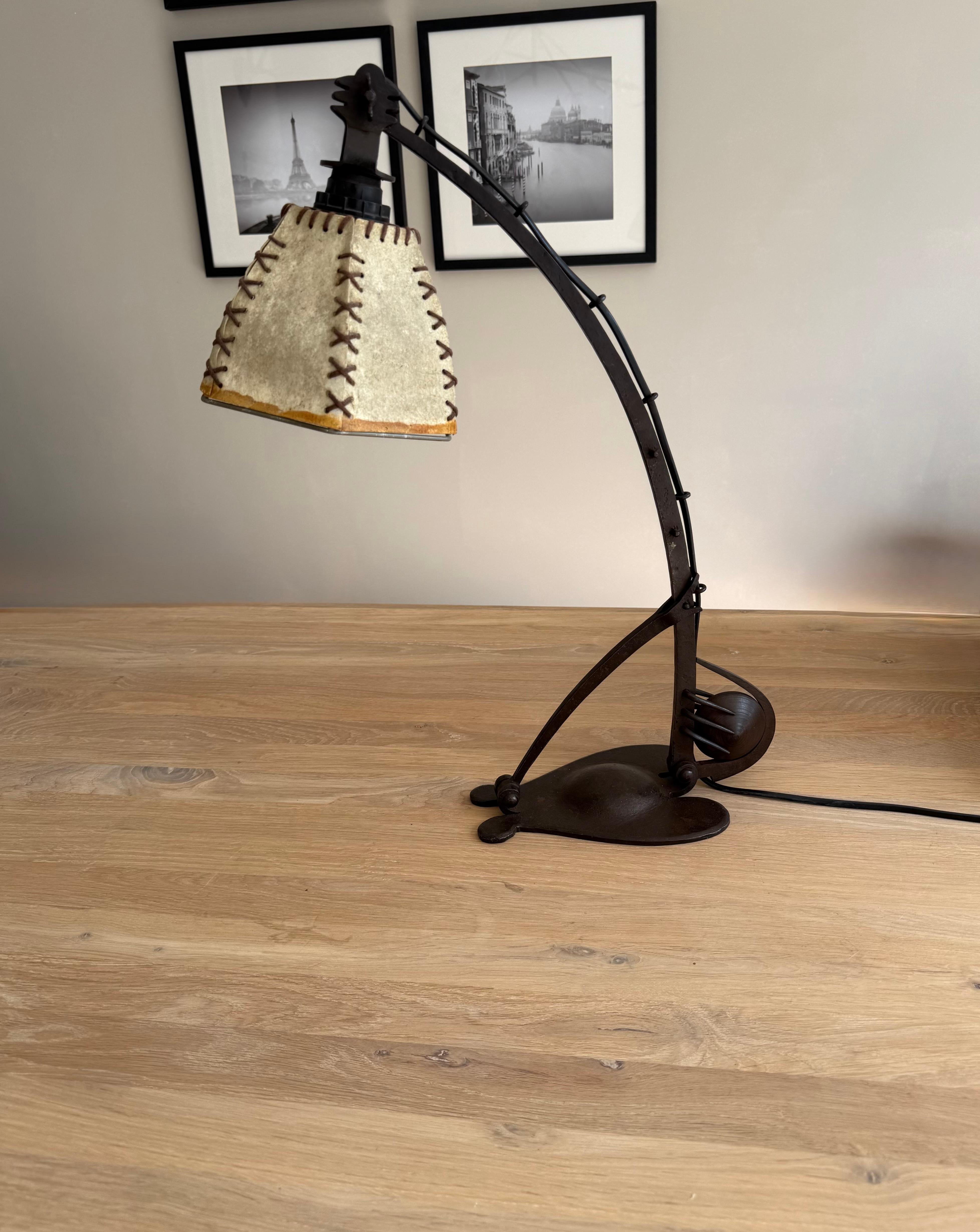 Seltene verstellbare schmiedeeiserne Schreibtisch- oder Klavierlampe  Amsterdamse School, ca. 1910er-Jahre (Niederländisch) im Angebot