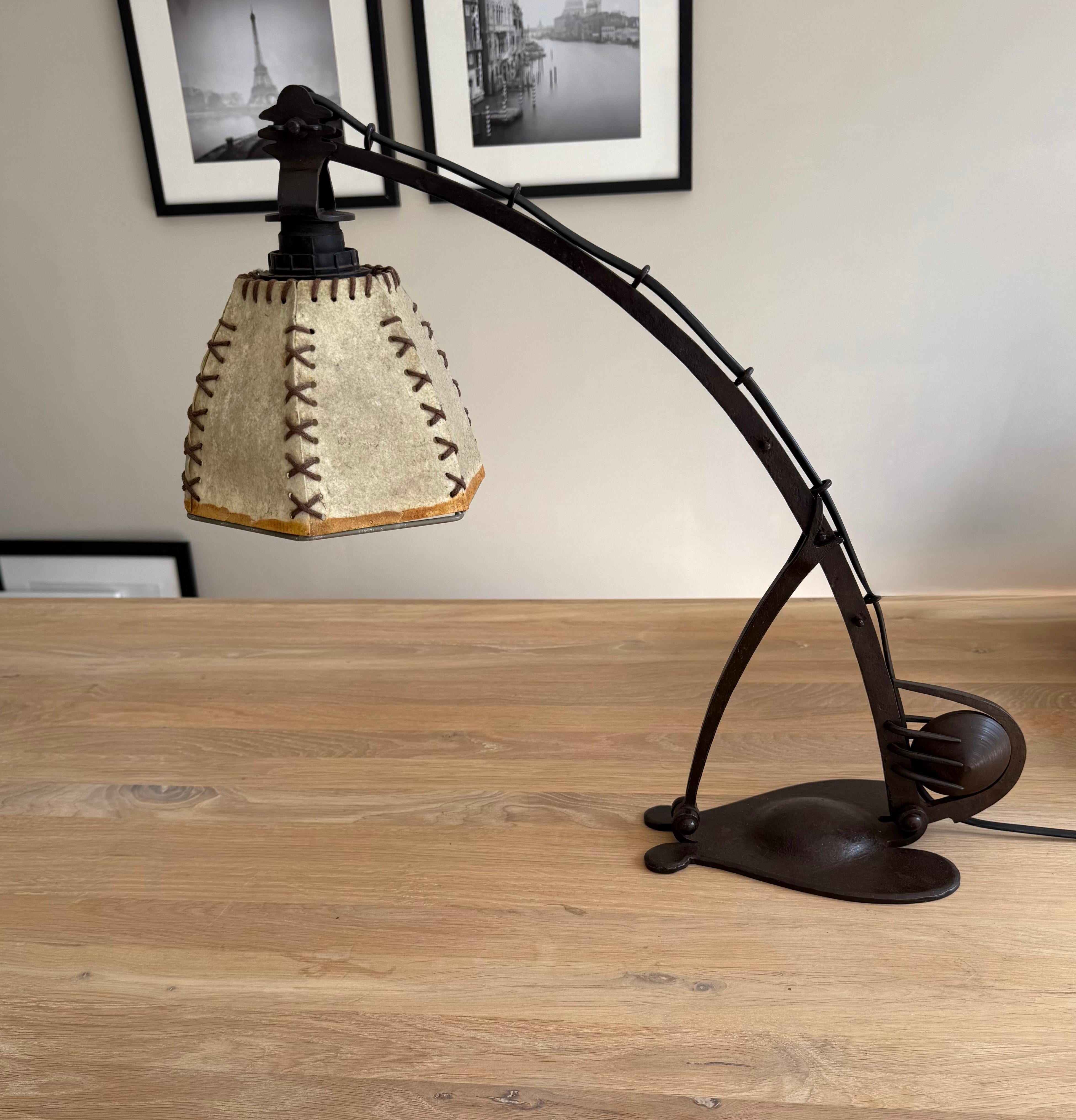 Seltene verstellbare schmiedeeiserne Schreibtisch- oder Klavierlampe  Amsterdamse School, ca. 1910er-Jahre (Patiniert) im Angebot