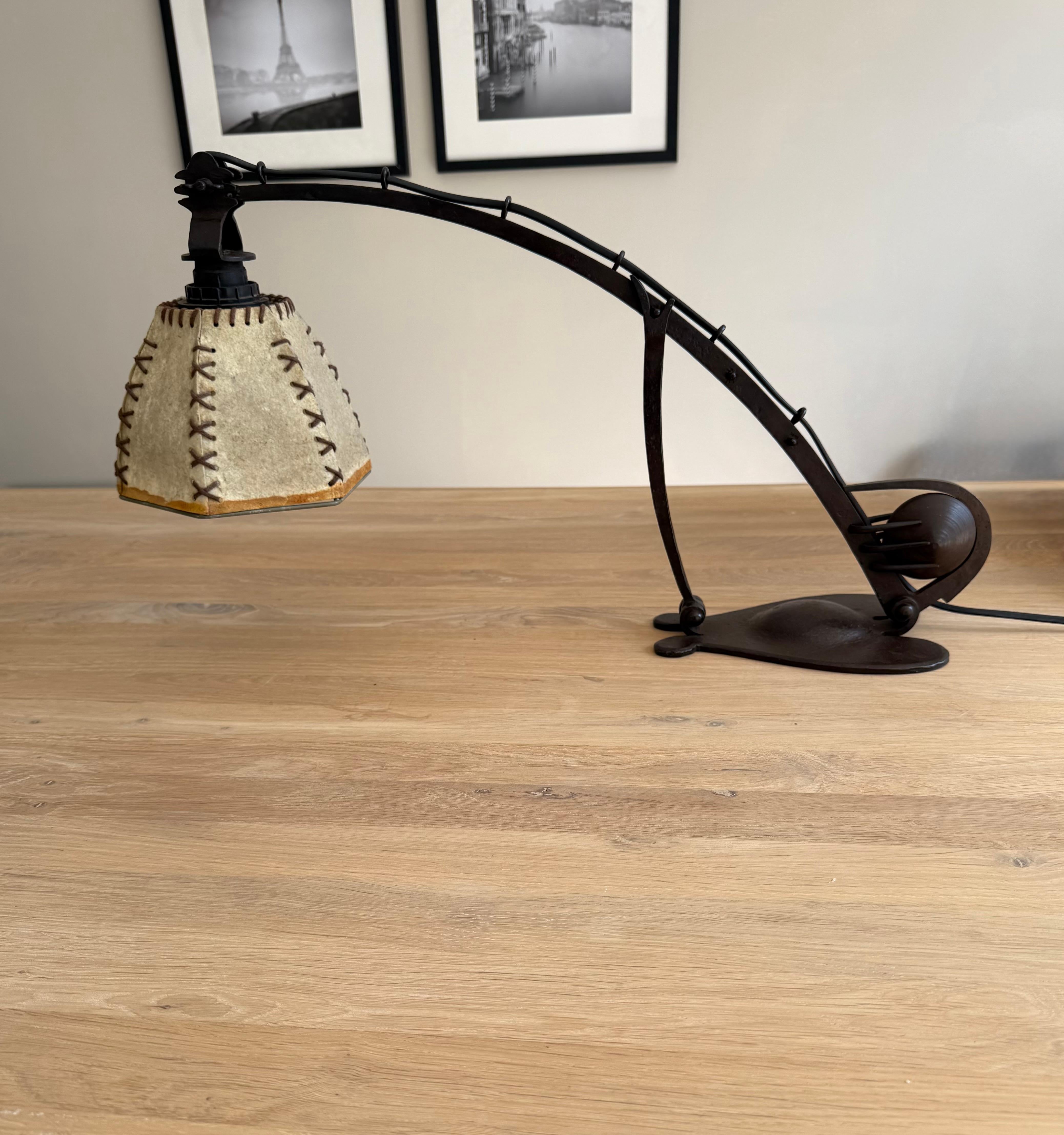 Seltene verstellbare schmiedeeiserne Schreibtisch- oder Klavierlampe  Amsterdamse School, ca. 1910er-Jahre im Zustand „Hervorragend“ im Angebot in Lisse, NL