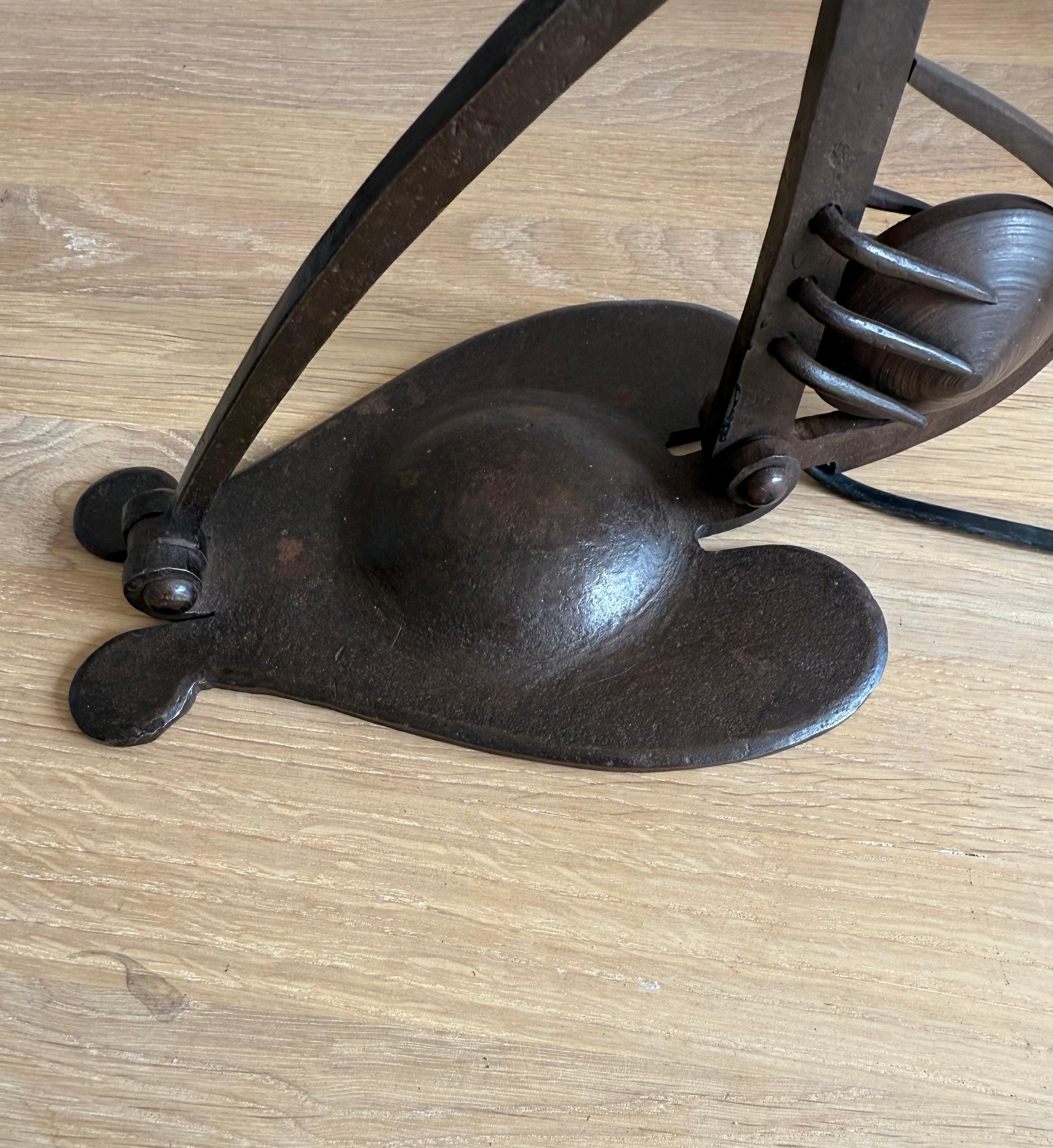 Seltene verstellbare schmiedeeiserne Schreibtisch- oder Klavierlampe  Amsterdamse School, ca. 1910er-Jahre (Schmiedeeisen) im Angebot