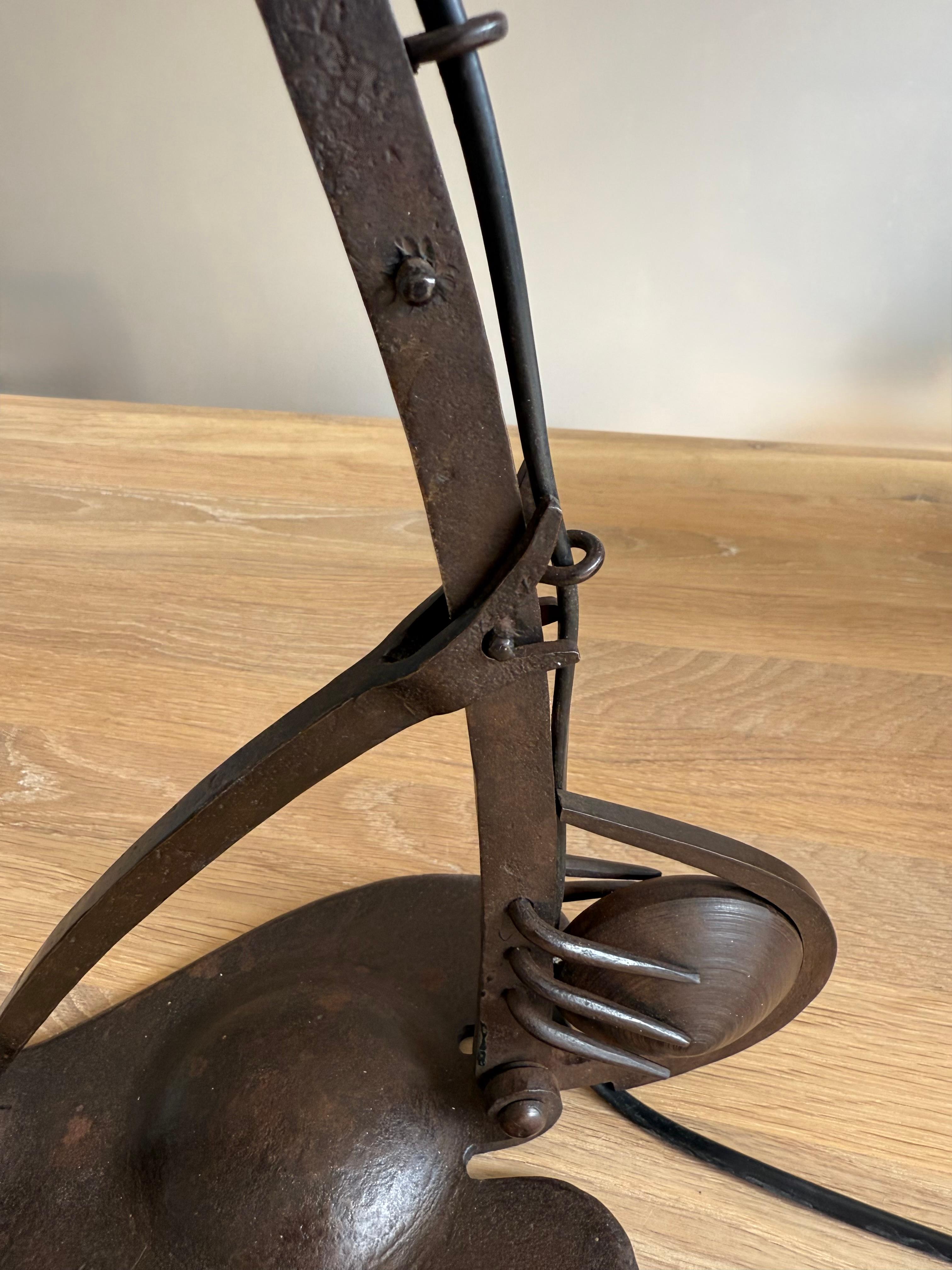 Seltene verstellbare schmiedeeiserne Schreibtisch- oder Klavierlampe  Amsterdamse School, ca. 1910er-Jahre im Angebot 2
