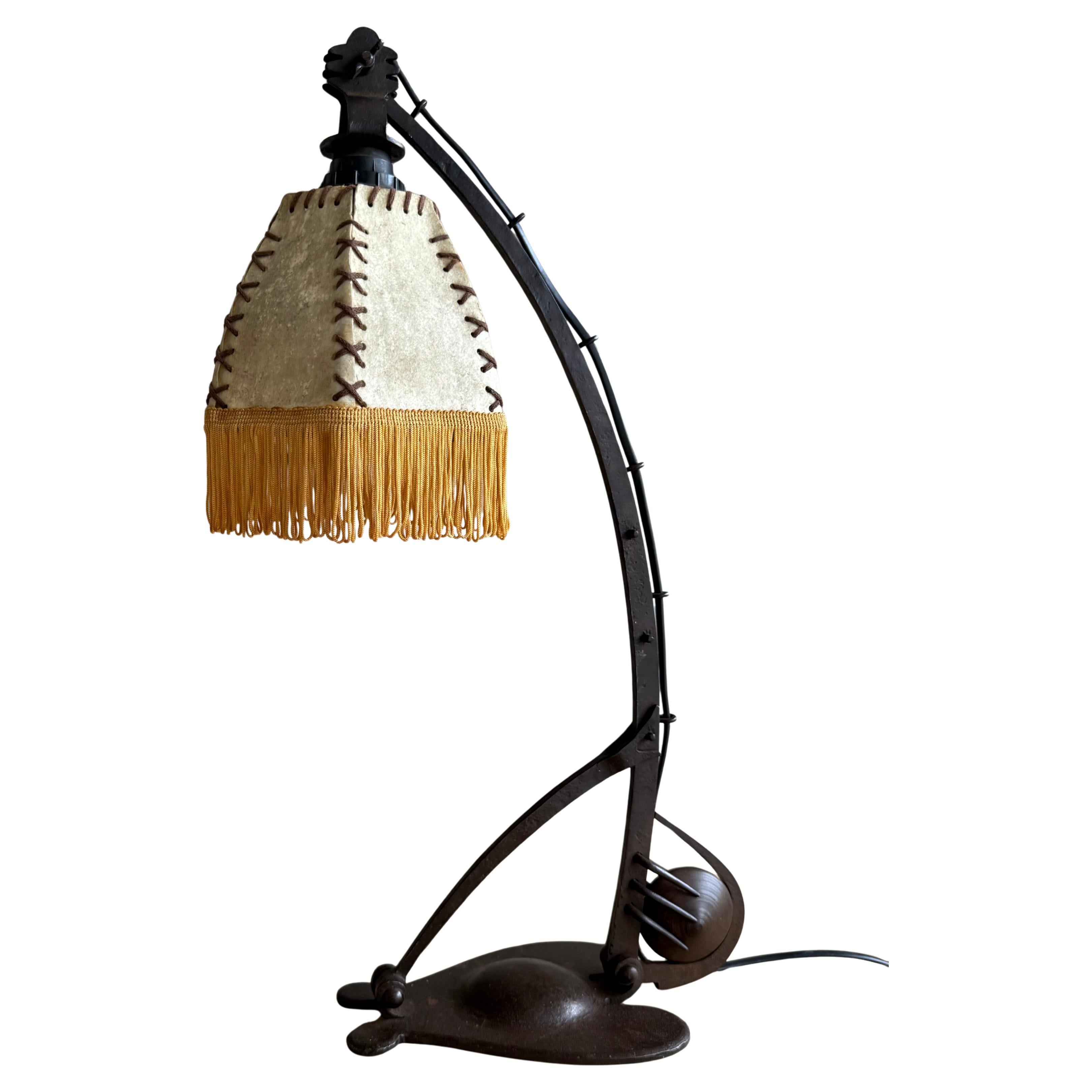 Rare lampe de bureau ou de piano réglable en fer forgé  Amsterdamse School, vers 1910