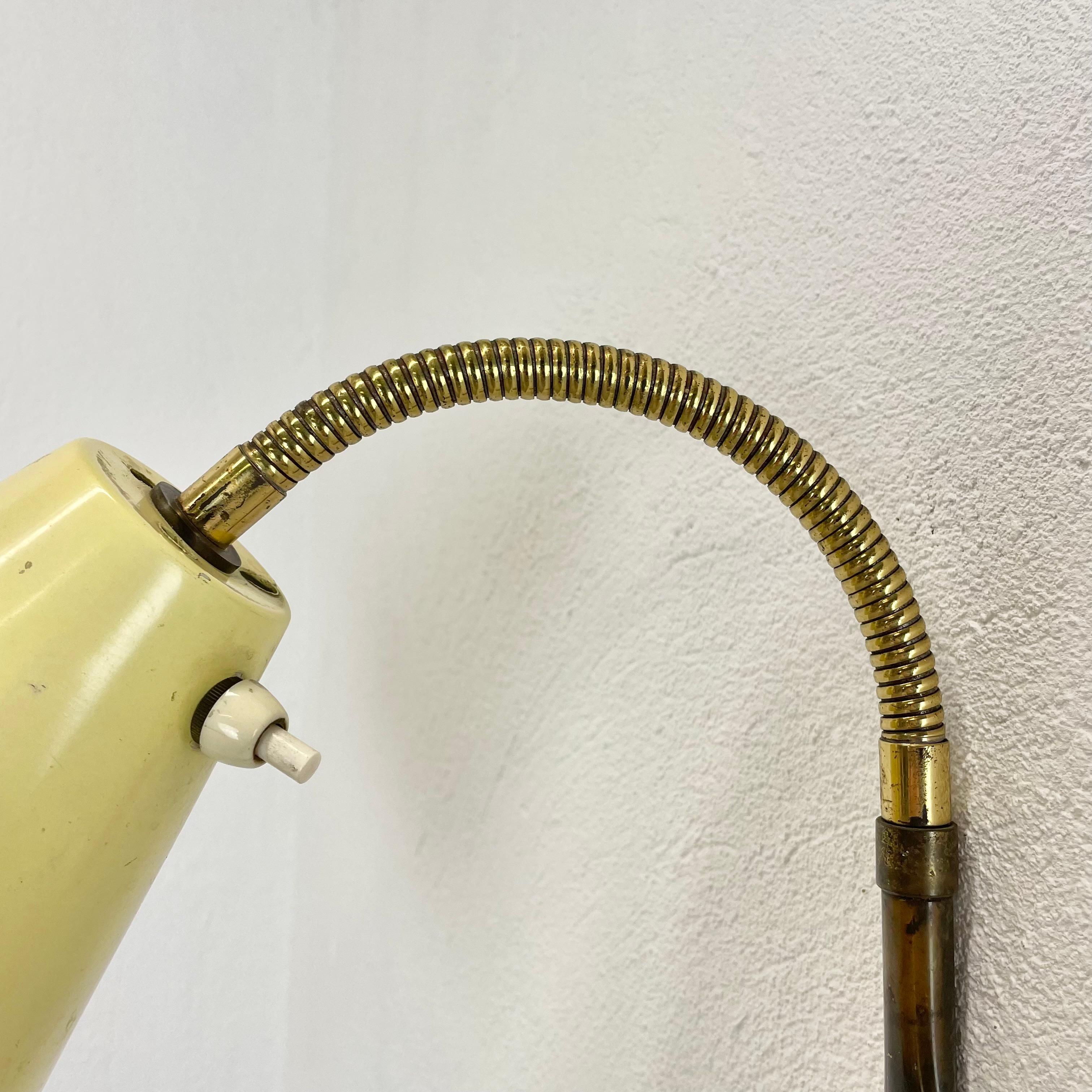 rare adjustable yellow metal Brass Stilnovo Style Wall Ceiling Light, Italy 1950 In Good Condition For Sale In Kirchlengern, DE