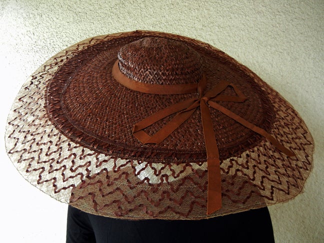 Raro cappello a girandola personalizzato di Adrian Dramatic   Museo, Collezionisti In condizioni ottime in vendita a Los Angeles, CA