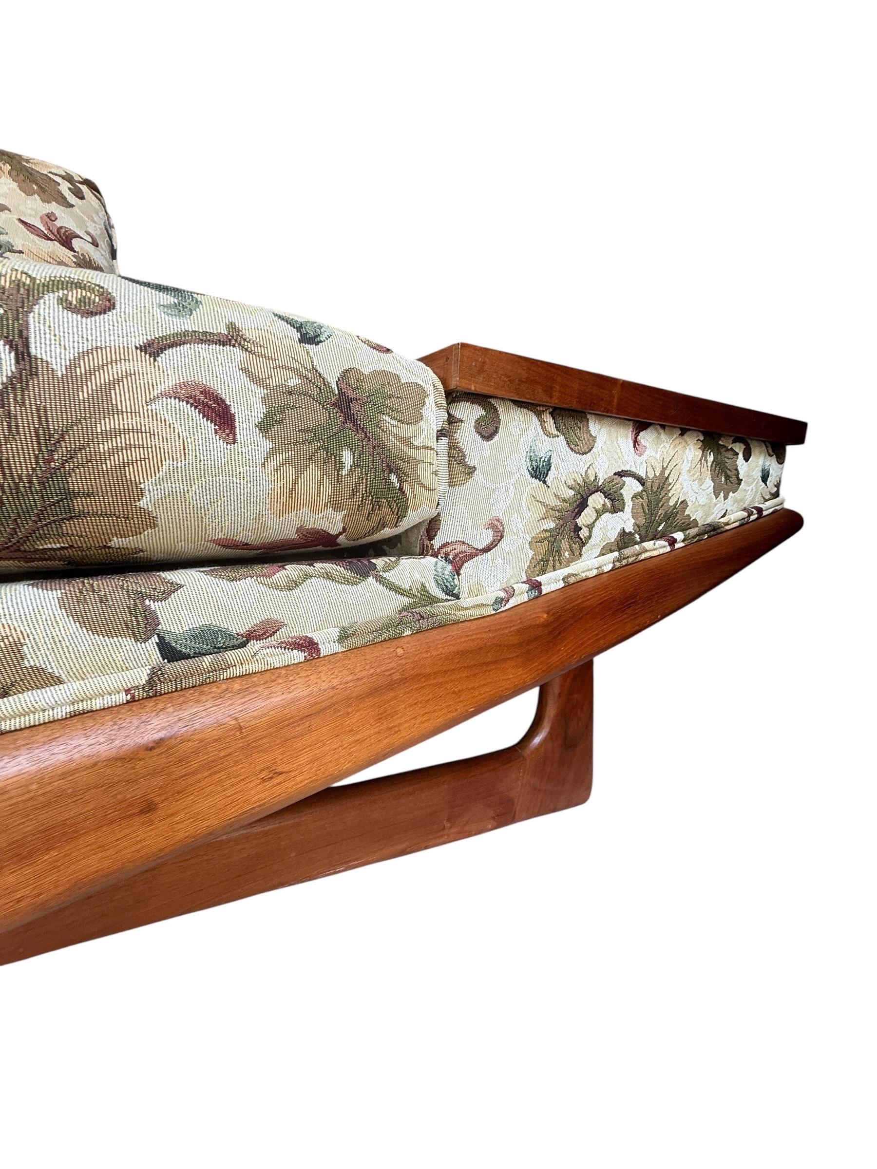 Adrian Pearsall era un designer di mobili americano con un background in ingegneria architettonica. Fondò Craft Associates nel 1952 e divenne una figura chiave dello stile atomico, noto per le sue curve sgargianti, le sue forme inclinate e le sue