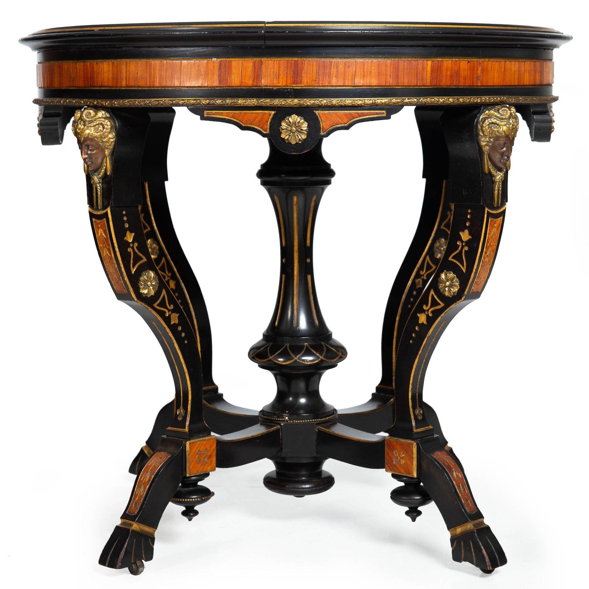 Mouvement esthétique Rare table centrale ébonisée Aesthetic Movement avec masques en bronze vers 1870 en vente