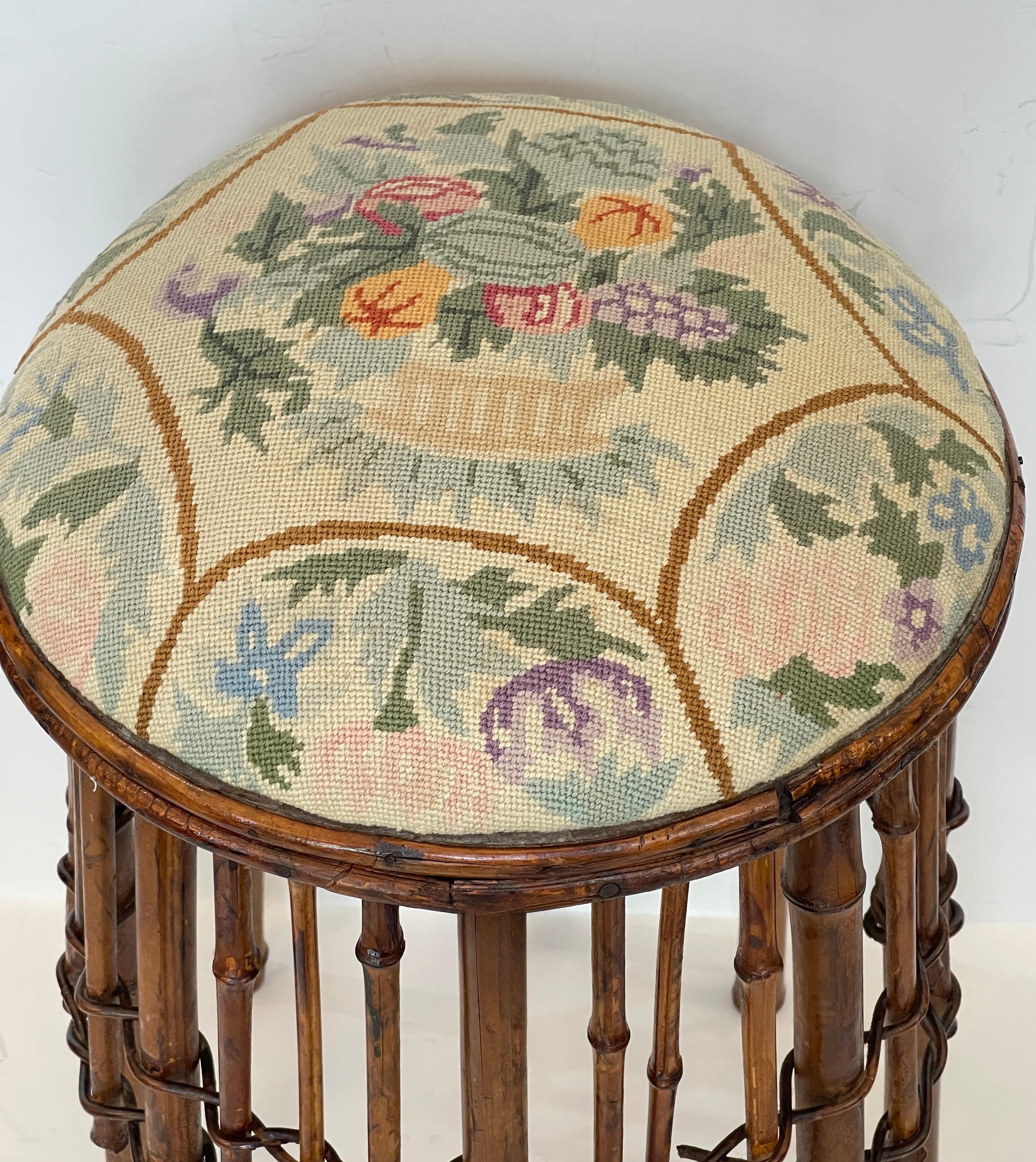 Appena arrivato, questo rarissimo Aesthetic Movement inglese Bamboo &  Sgabello ad ago, fine 19° secolo. C
Questo sgabello è più alto del solito, 23 pollici.
Il design è piuttosto intricato e realizzato a mano.
Questo sgabello è in splendide