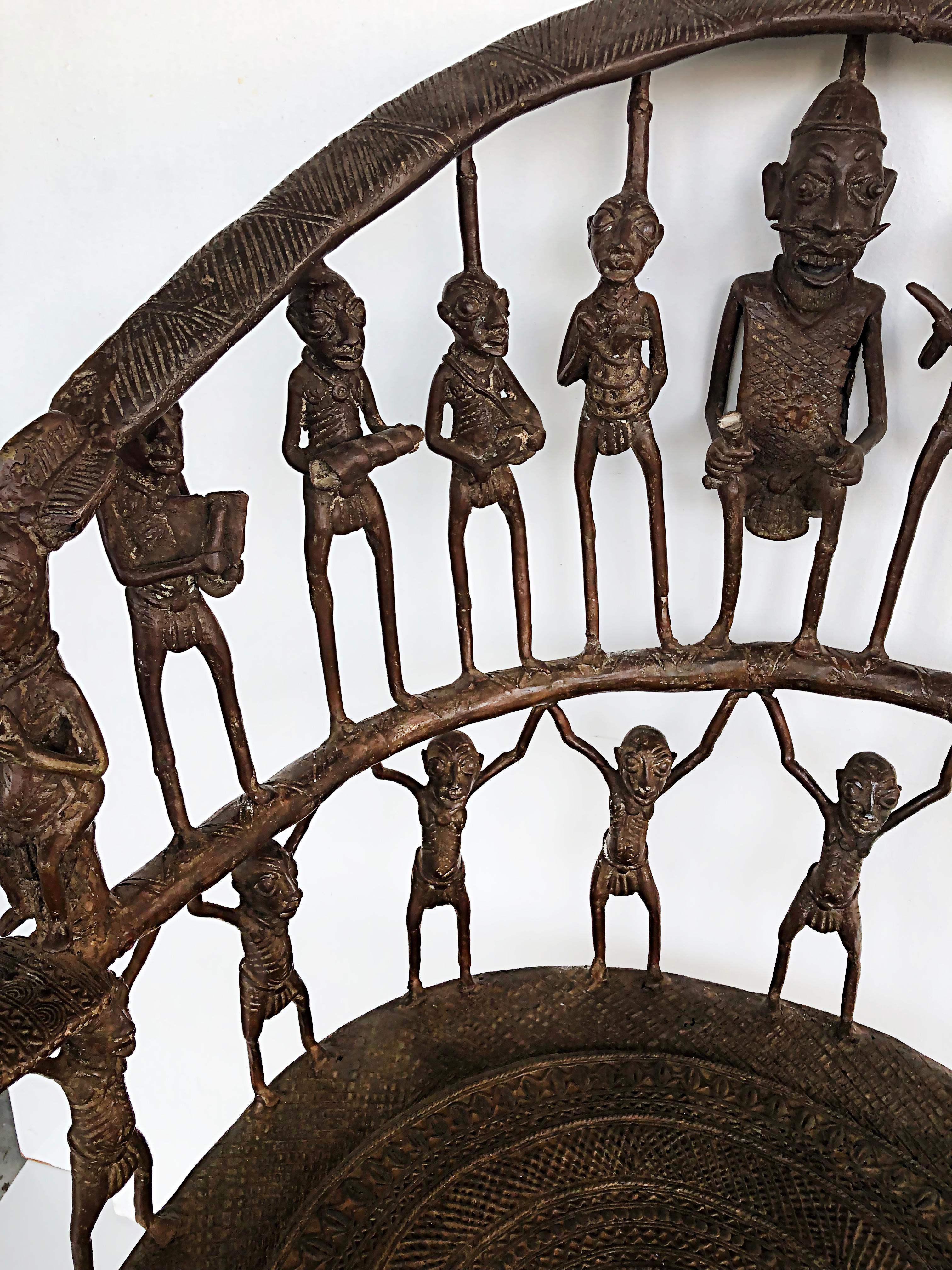 Seltener afrikanischer kameeischer figurativer Thronsessel aus Bronze, 20. Jahrhundert im Angebot 8